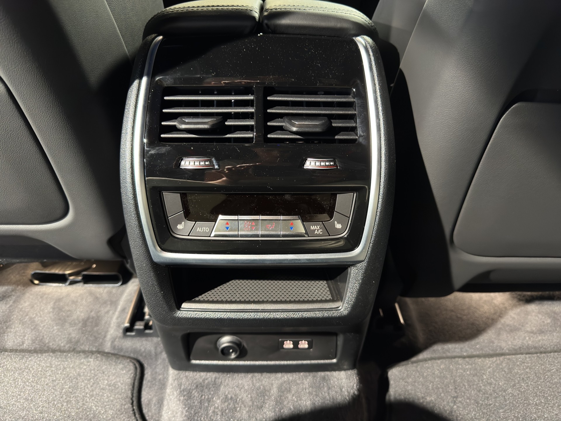 BMW XM 50e Plug-in Hybrid-image-9