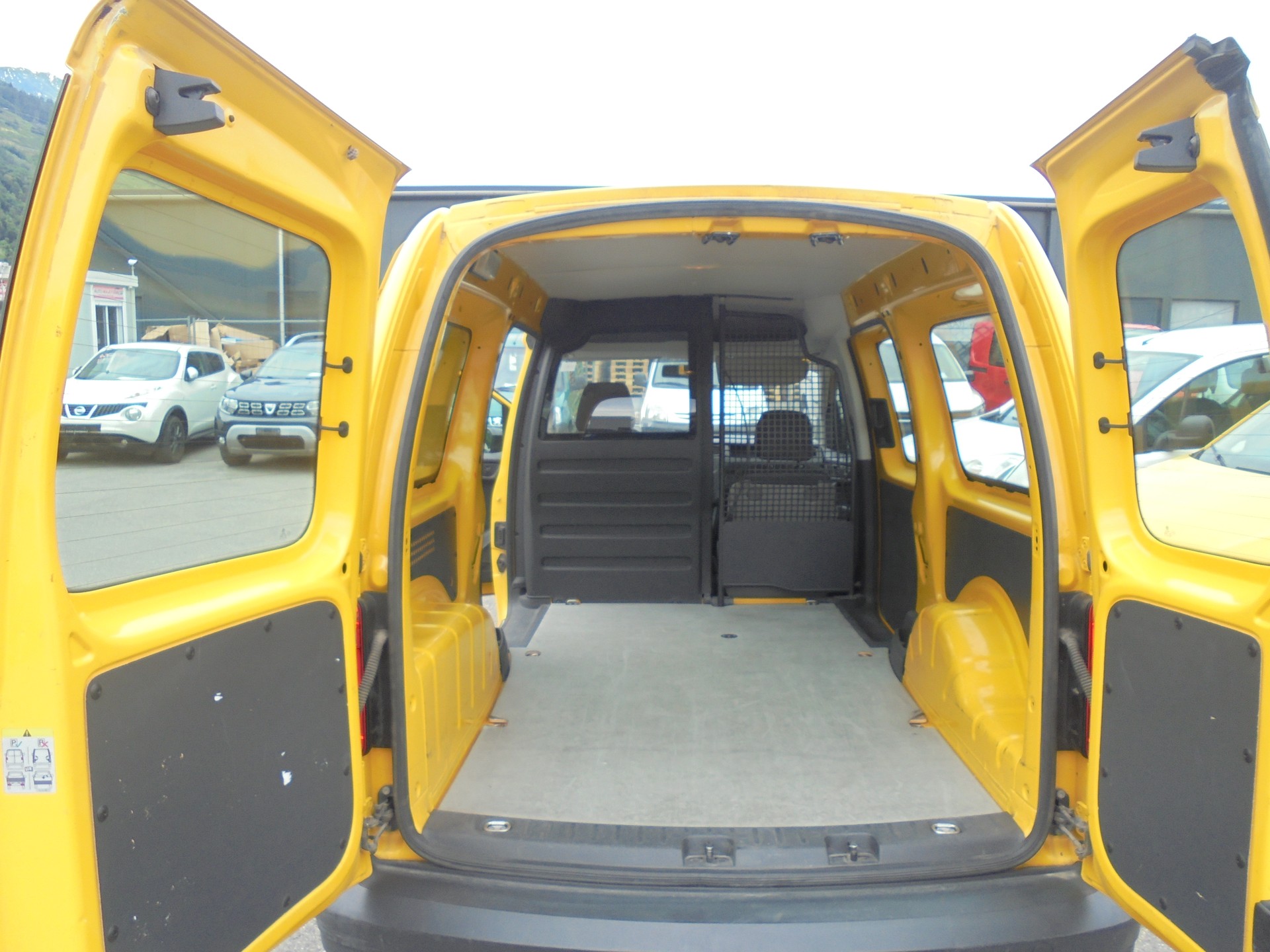 VW Caddy Maxi 2.0TDI 4Motion BlueMotion Technology-image-9