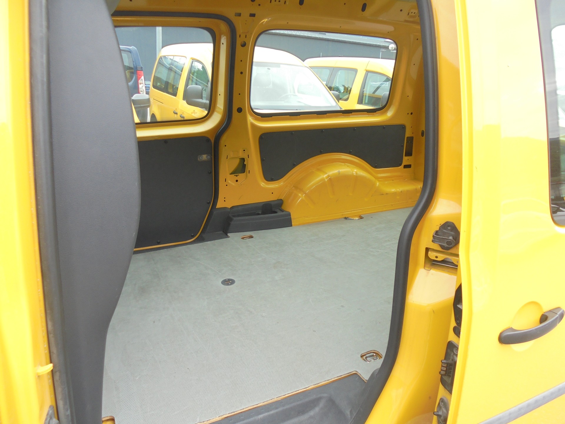 VW Caddy Maxi 2.0TDI 4Motion BlueMotion Technology-image-8