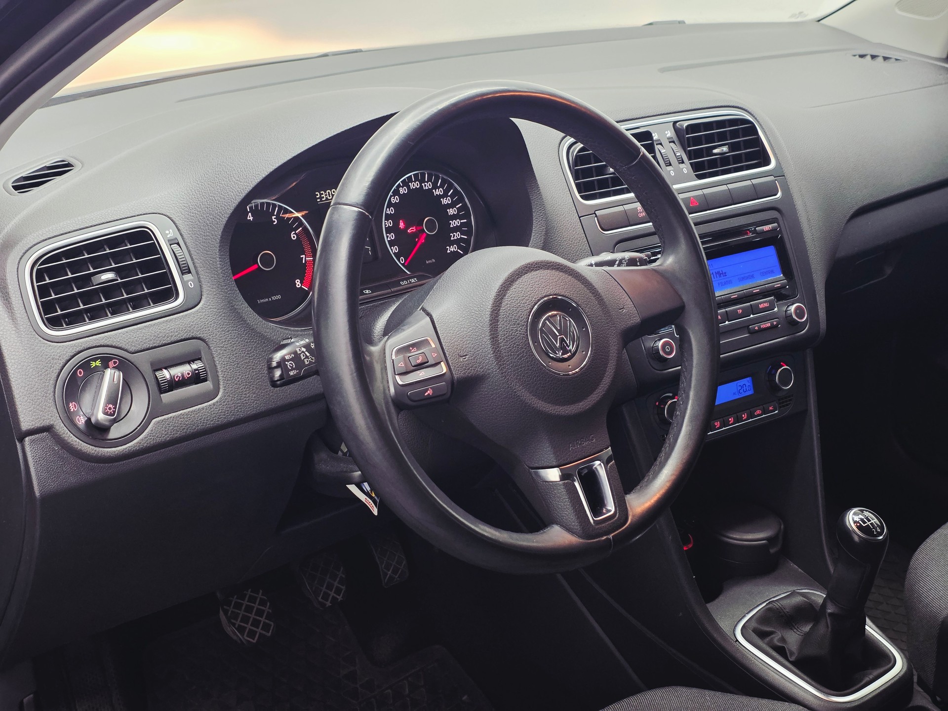 VW Polo 1.2 TSI Trendline 105 PS*NEUE KETTE*FRISCH MFK UND SERVICE*-image-1