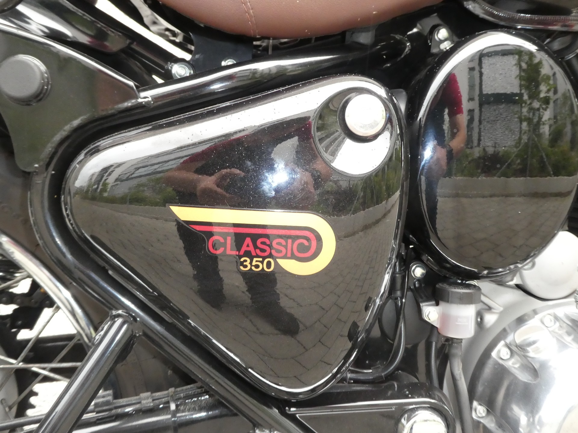 ROYAL ENFIELD Classic 350 Halcyon-showroom-element-3