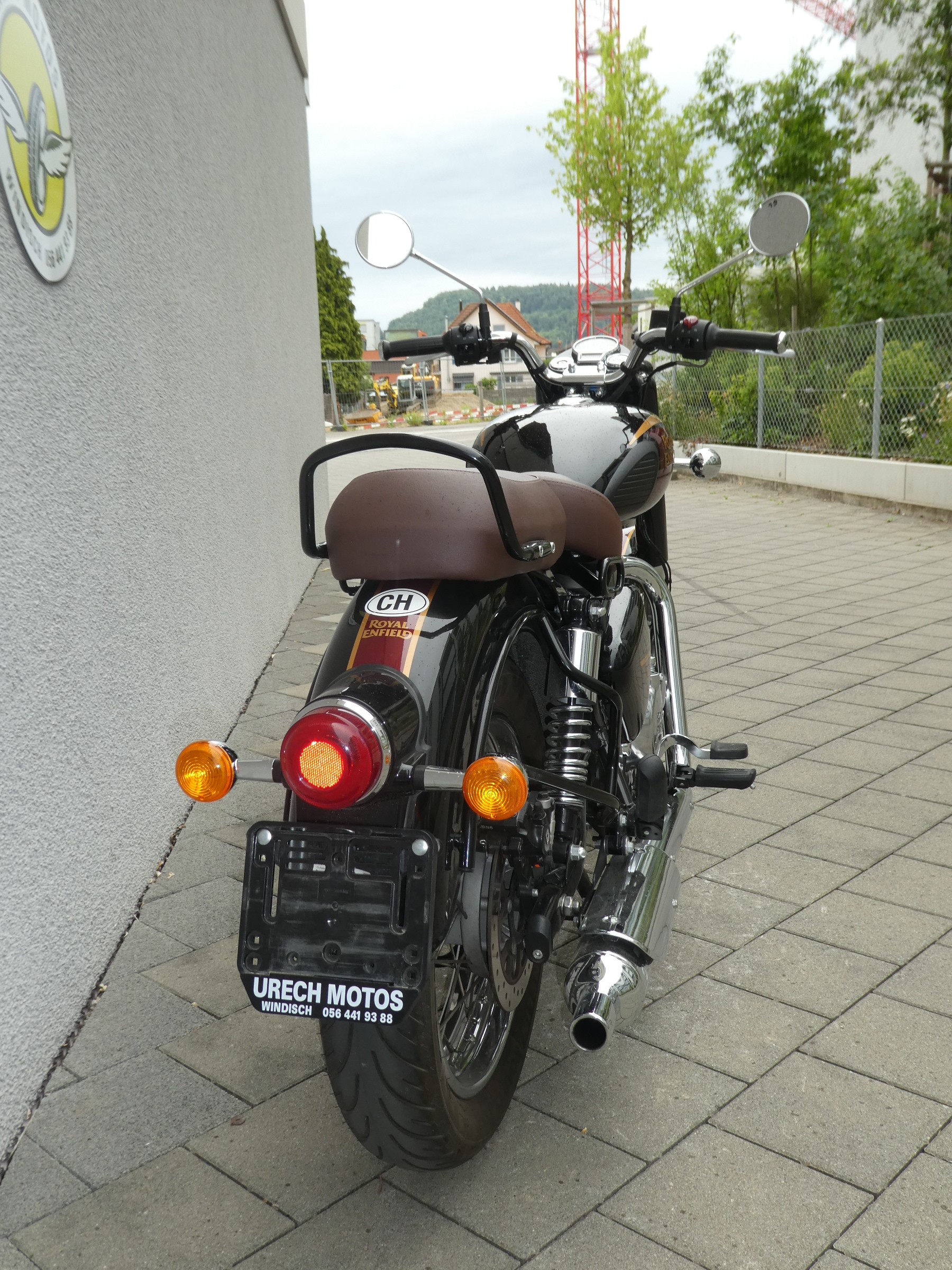 ROYAL ENFIELD Classic 350 Halcyon-showroom-element-2