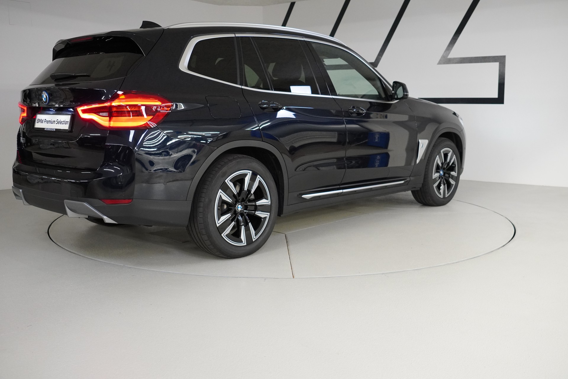BMW iX3-image-7