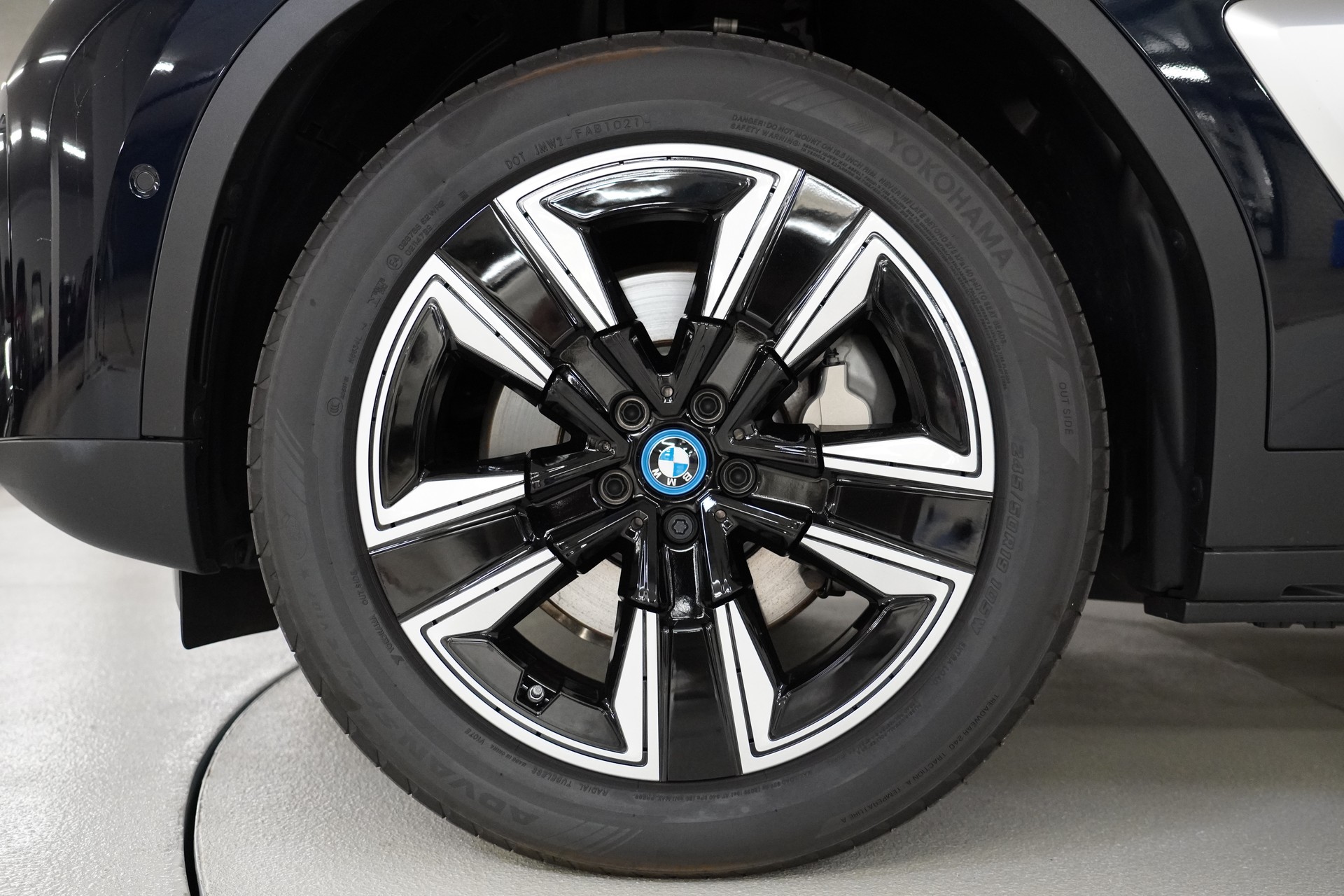 BMW iX3-image-10