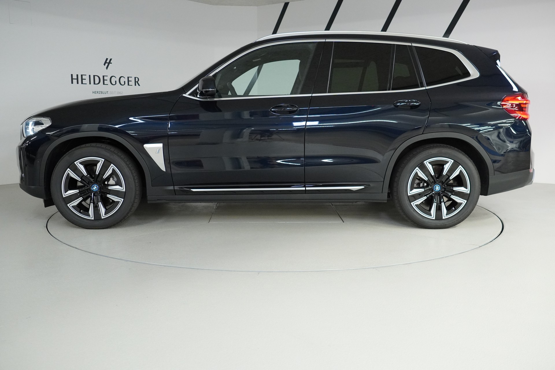 BMW iX3-image-4