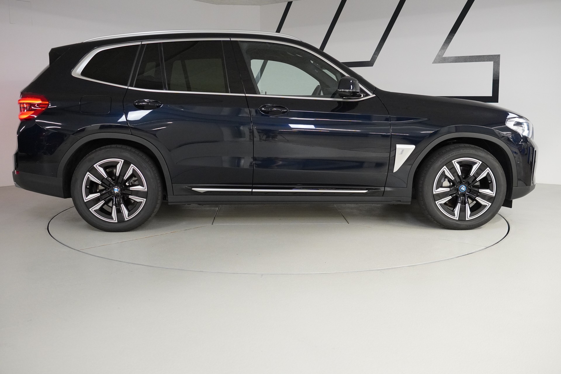 BMW iX3-image-8