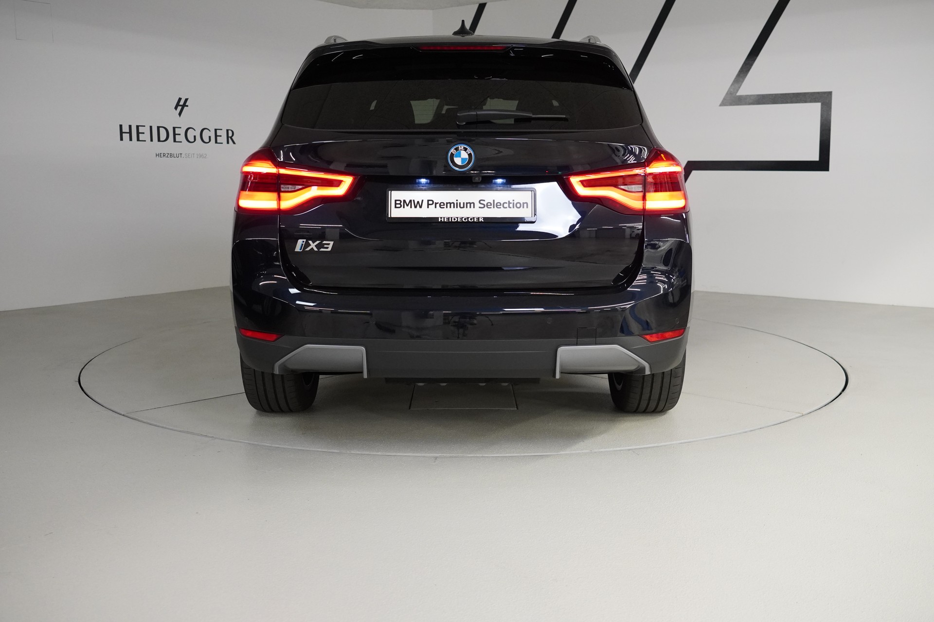 BMW iX3-image-6