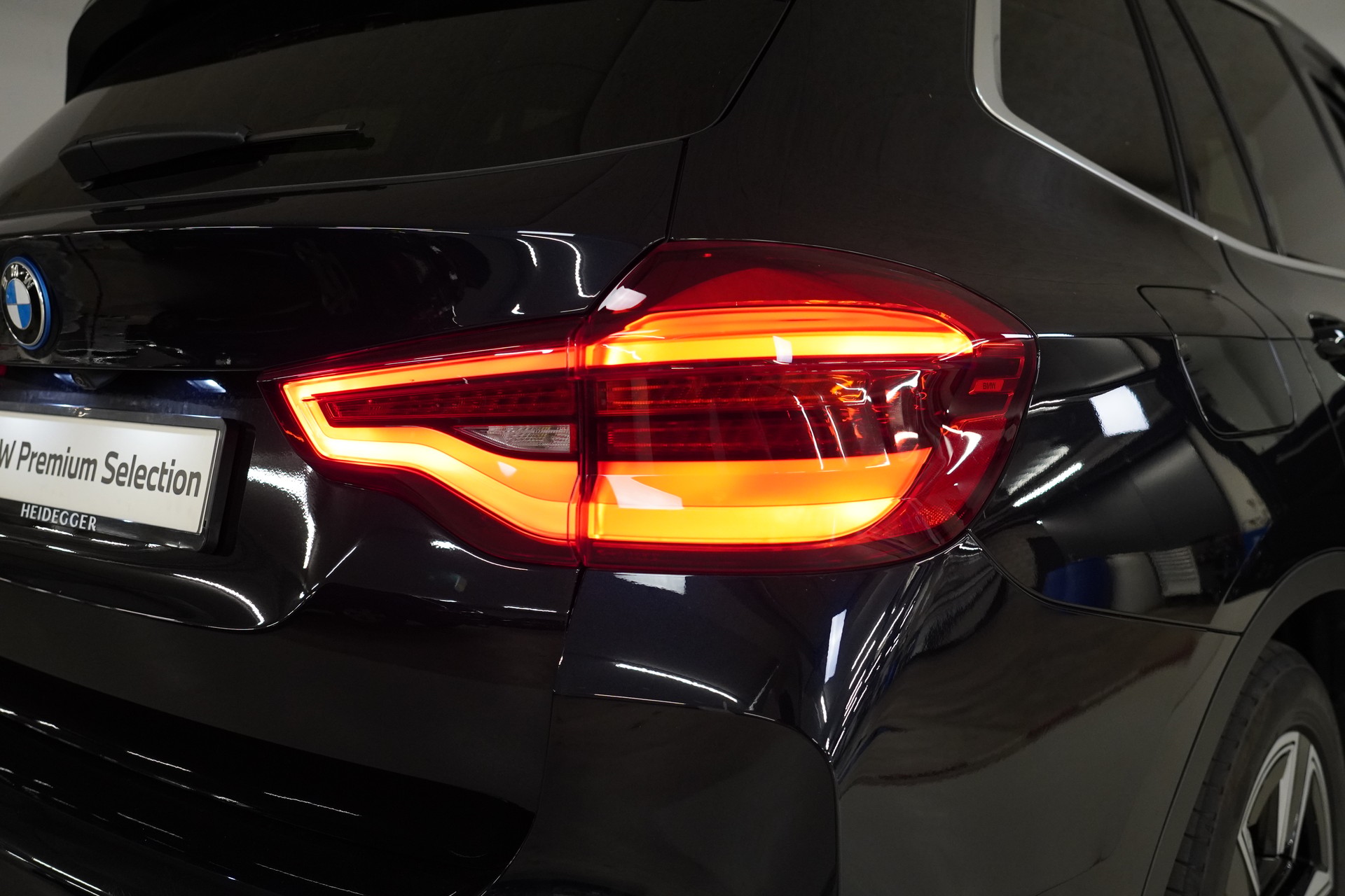 BMW iX3-image-17
