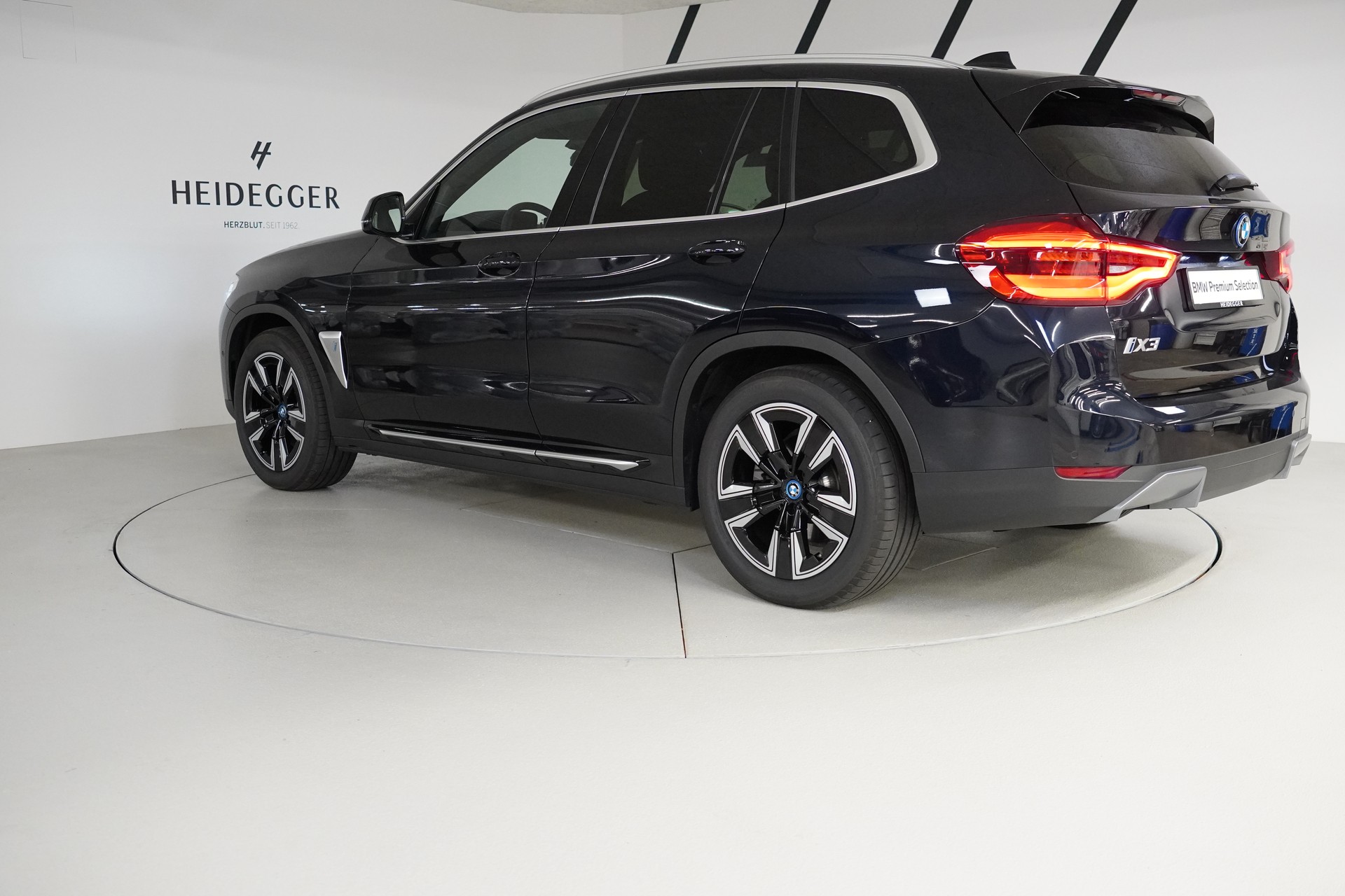 BMW iX3-image-5