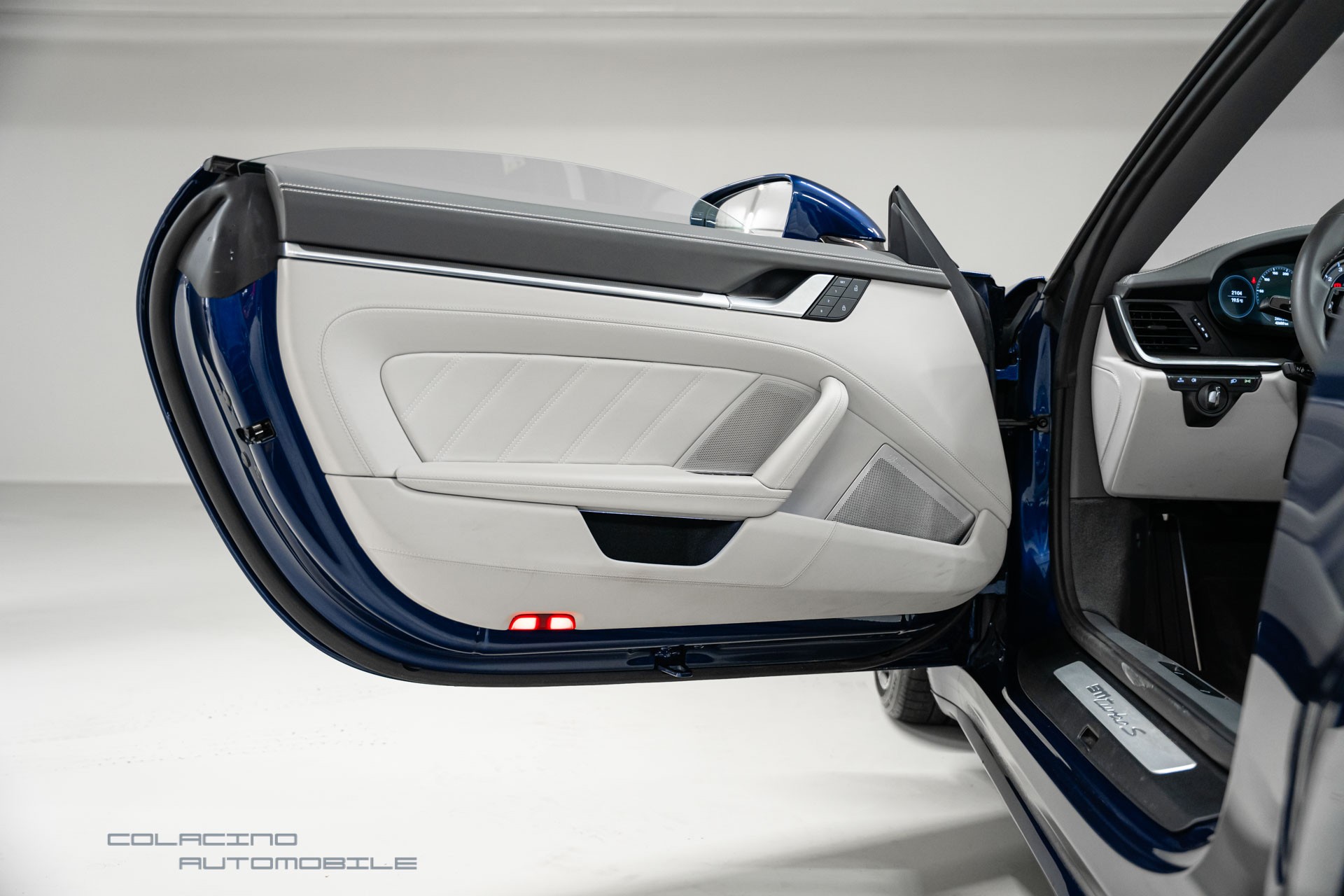 PORSCHE 911 Turbo S Cabriolet PDK-image-17