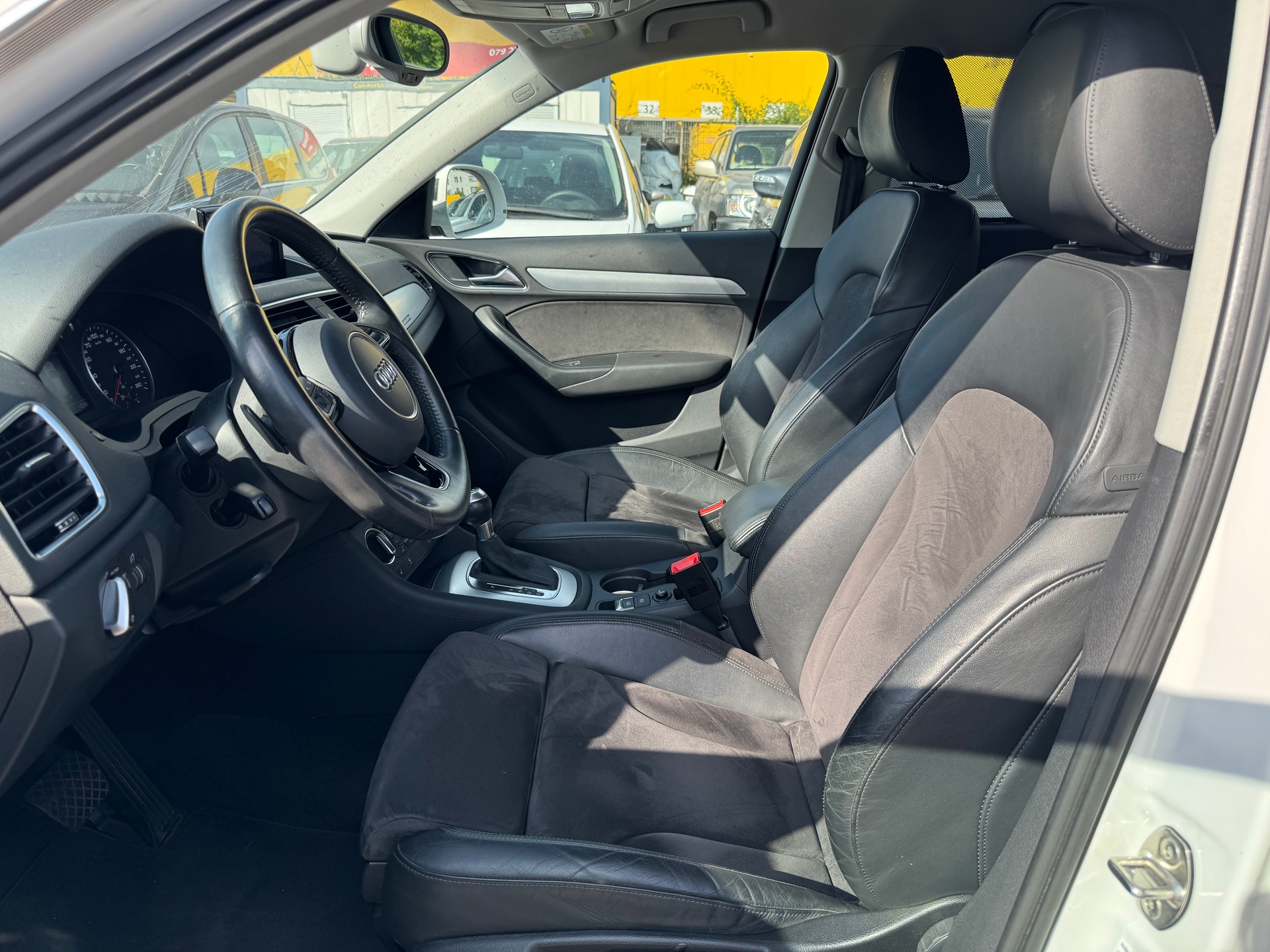 AUDI Q3 2.0 TDI design quattro S-tronic-image-5