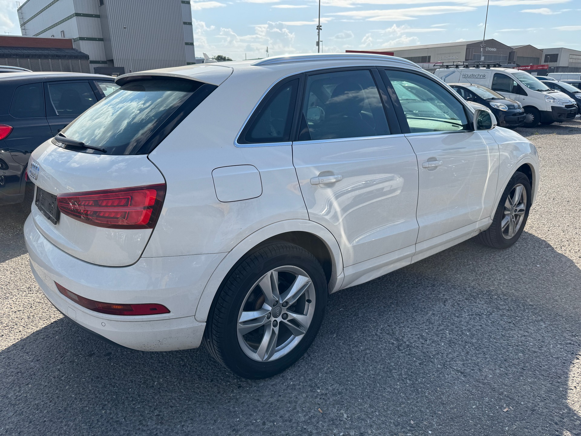 AUDI Q3 2.0 TDI design quattro S-tronic-image-3