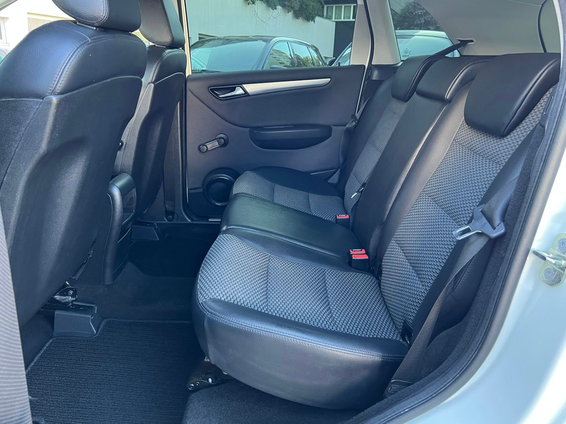 MERCEDES-BENZ B 200 Autotronic-image-10
