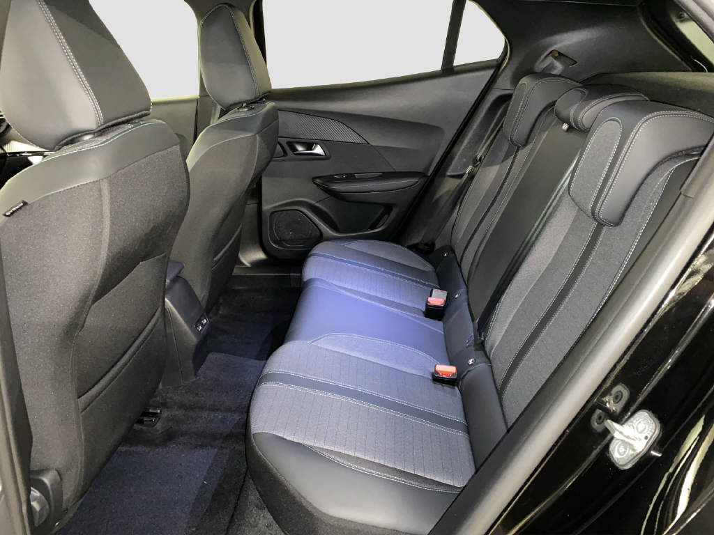 PEUGEOT 2008 1.2 PureTech 130 Allure-image-12