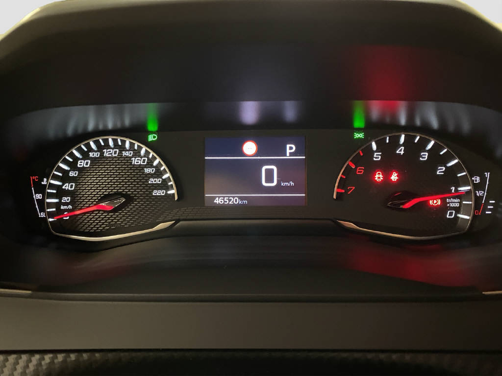 PEUGEOT 2008 1.2 PureTech 130 Allure-image-8