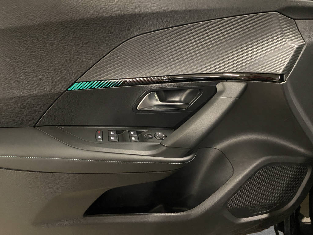 PEUGEOT 2008 1.2 PureTech 130 Allure-image-11