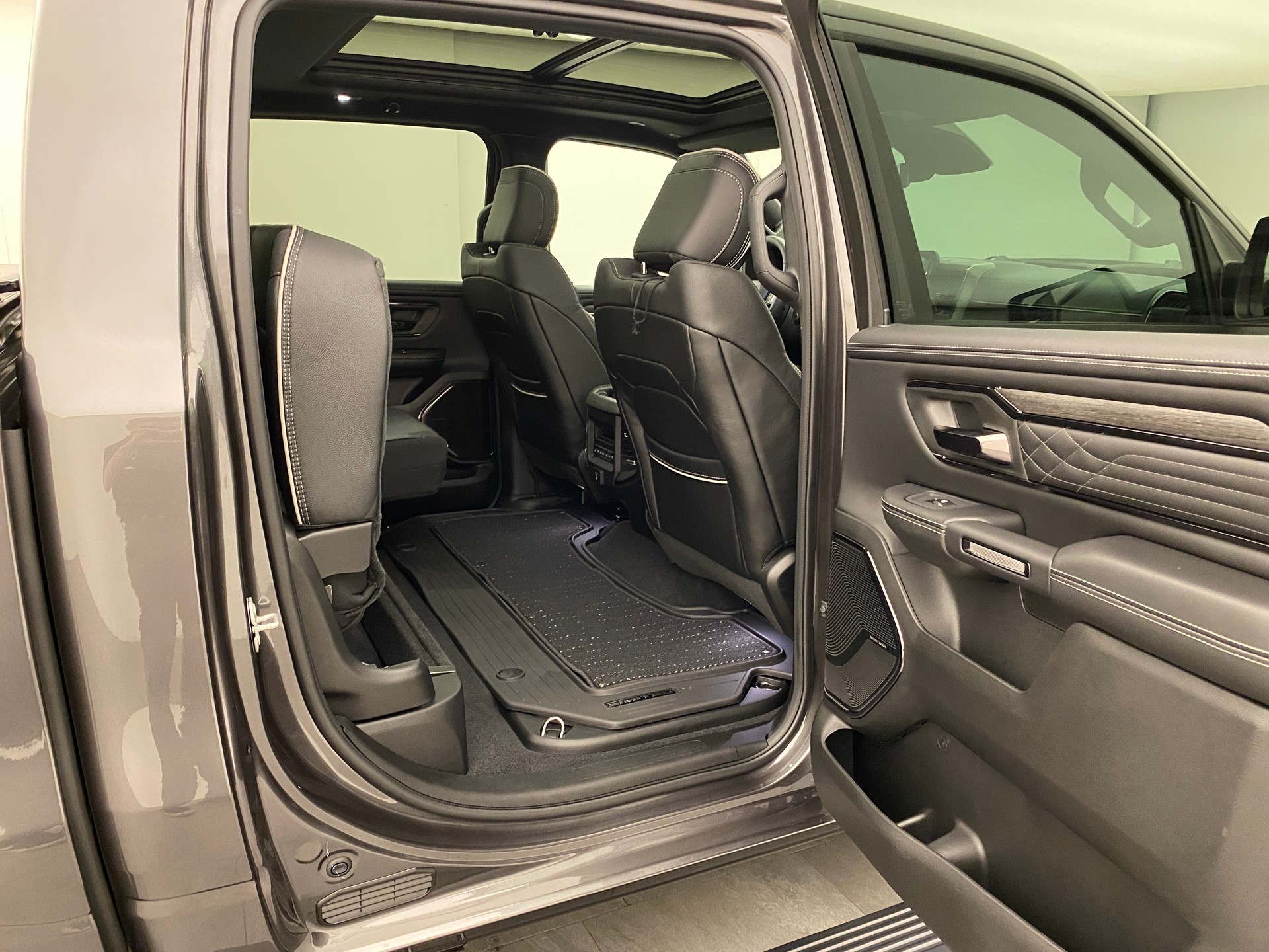 DODGE Ram 1500 5.7 Limited Night eTorque MY 2026-image-13
