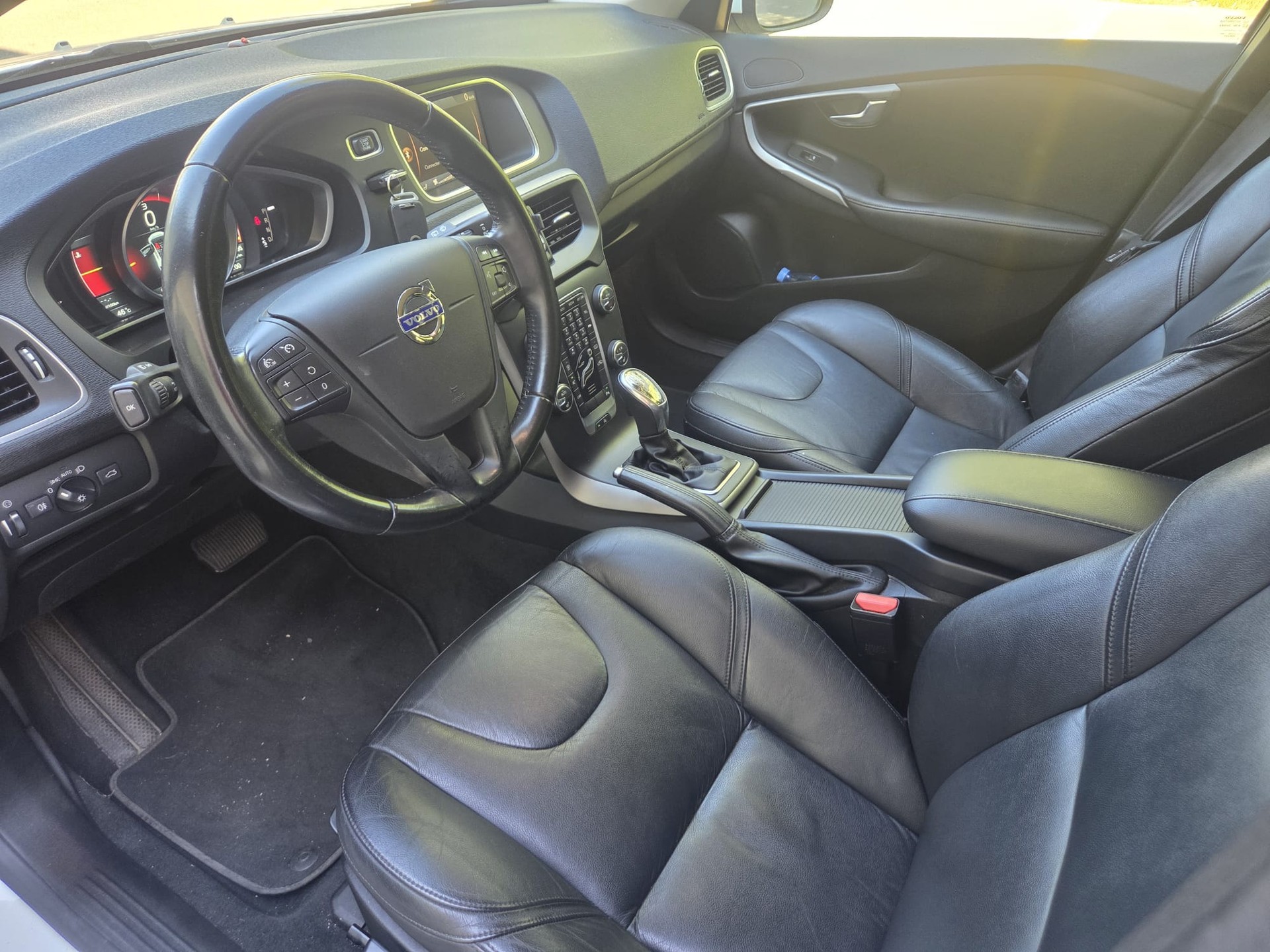 VOLVO V40 D3 Kinetic Geartronic-image-5