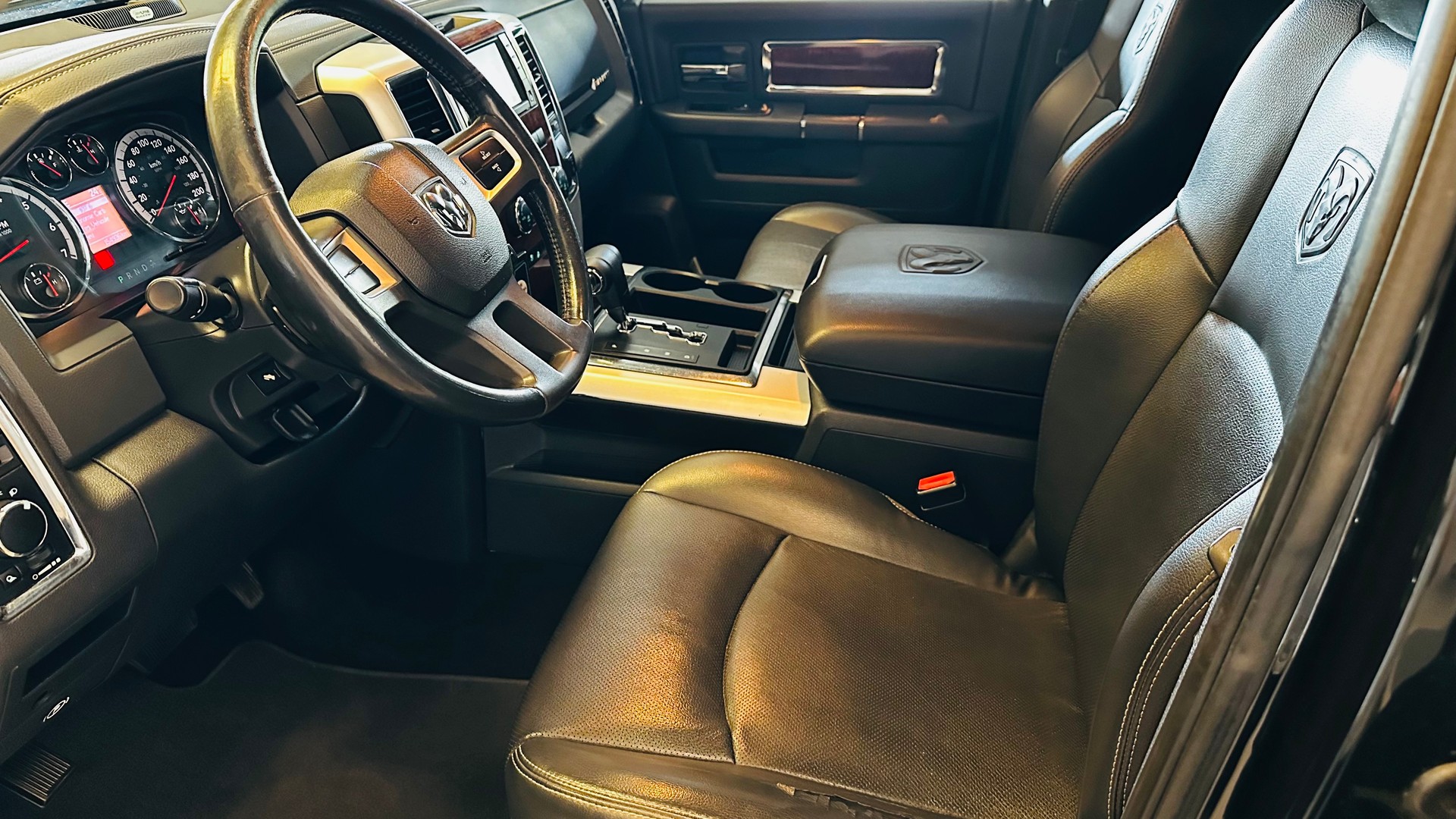 DODGE Ram 1500 5.7 HEMI V8 LARAMIE-image-14