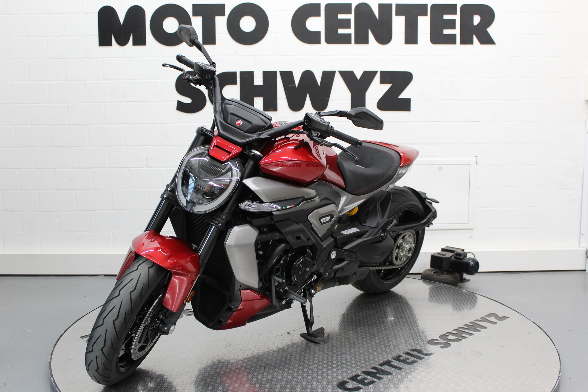DUCATI XDiavel V4-showroom-element-2