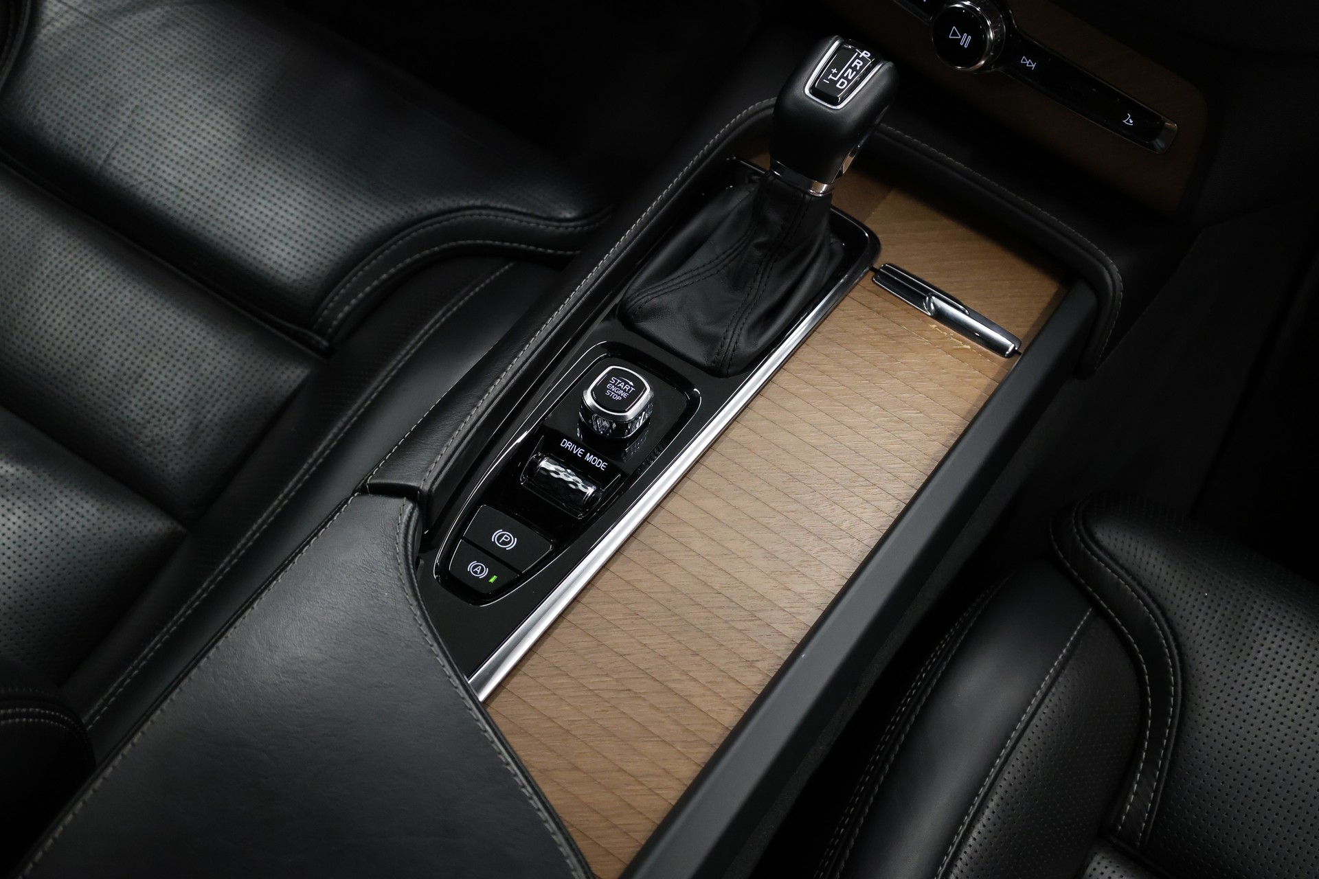 VOLVO XC90 2.0 D5 Inscription 7P. AWD-image-18