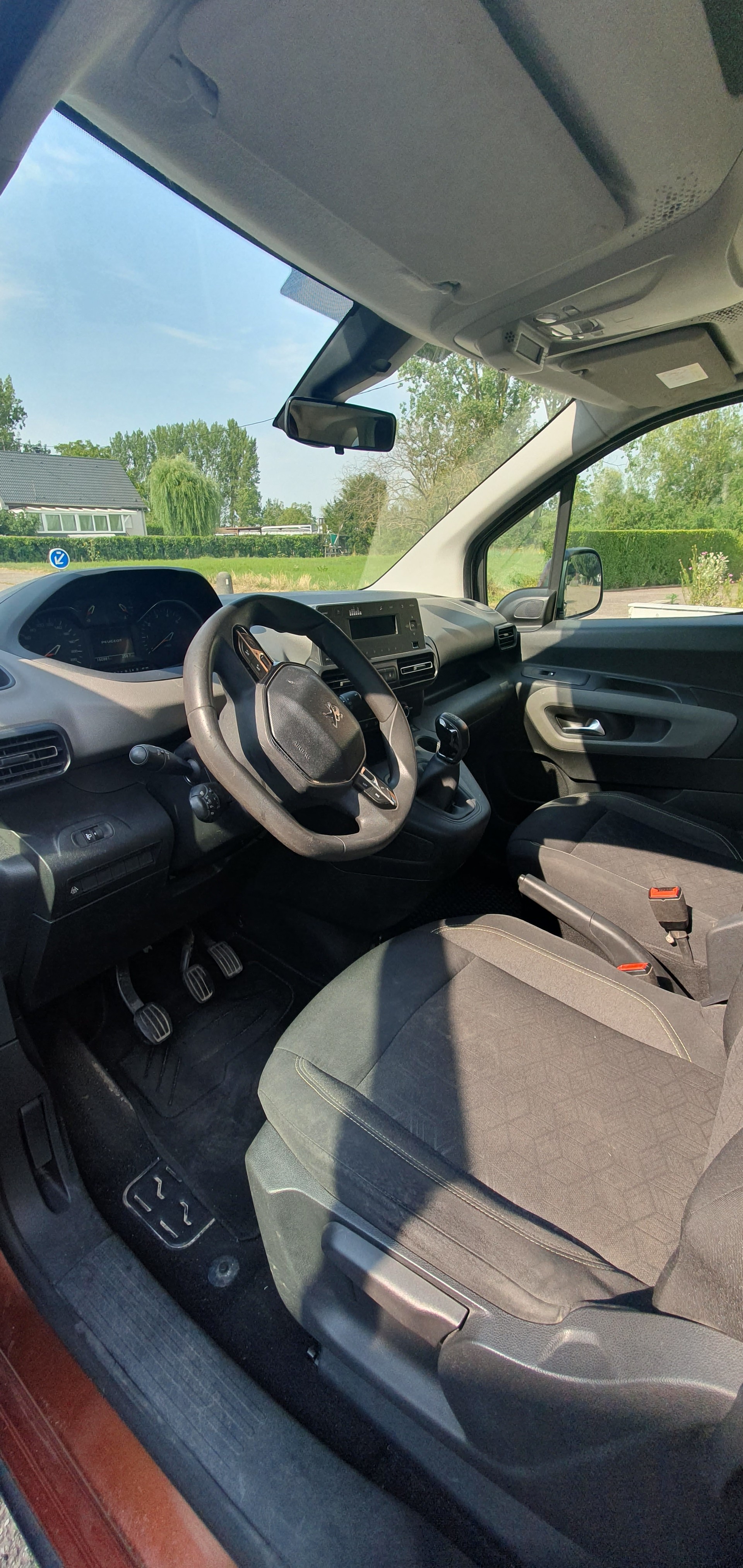 PEUGEOT 1.5 BlueHDi 100 Active-image-4