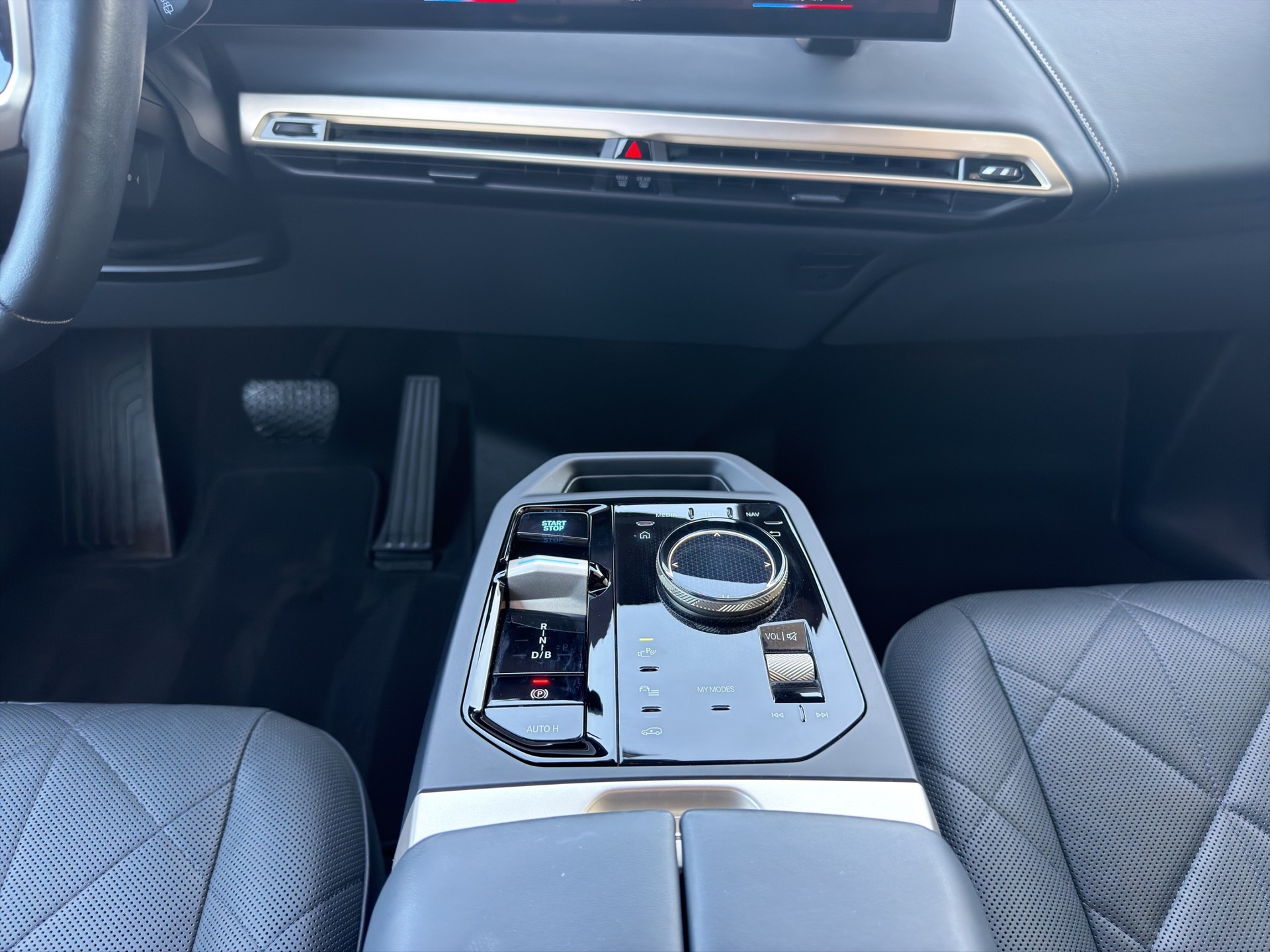 BMW iX xDrive40-image-13