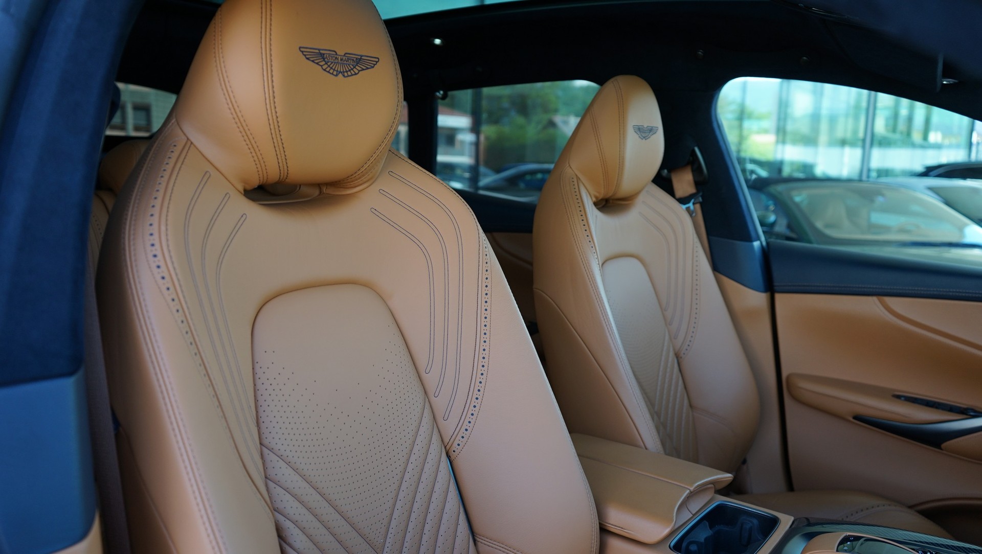 ASTON MARTIN DBX 4.0 V8-image-10