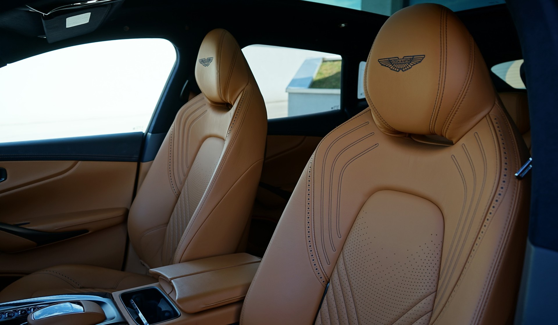 ASTON MARTIN DBX 4.0 V8-image-8