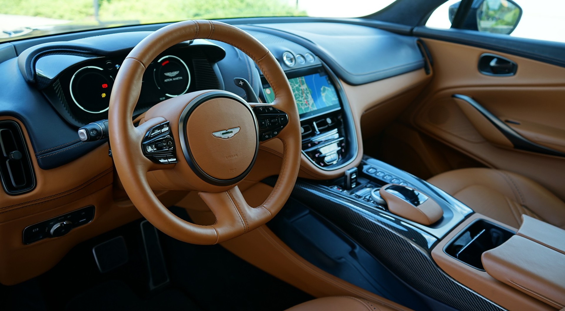ASTON MARTIN DBX 4.0 V8-image-7