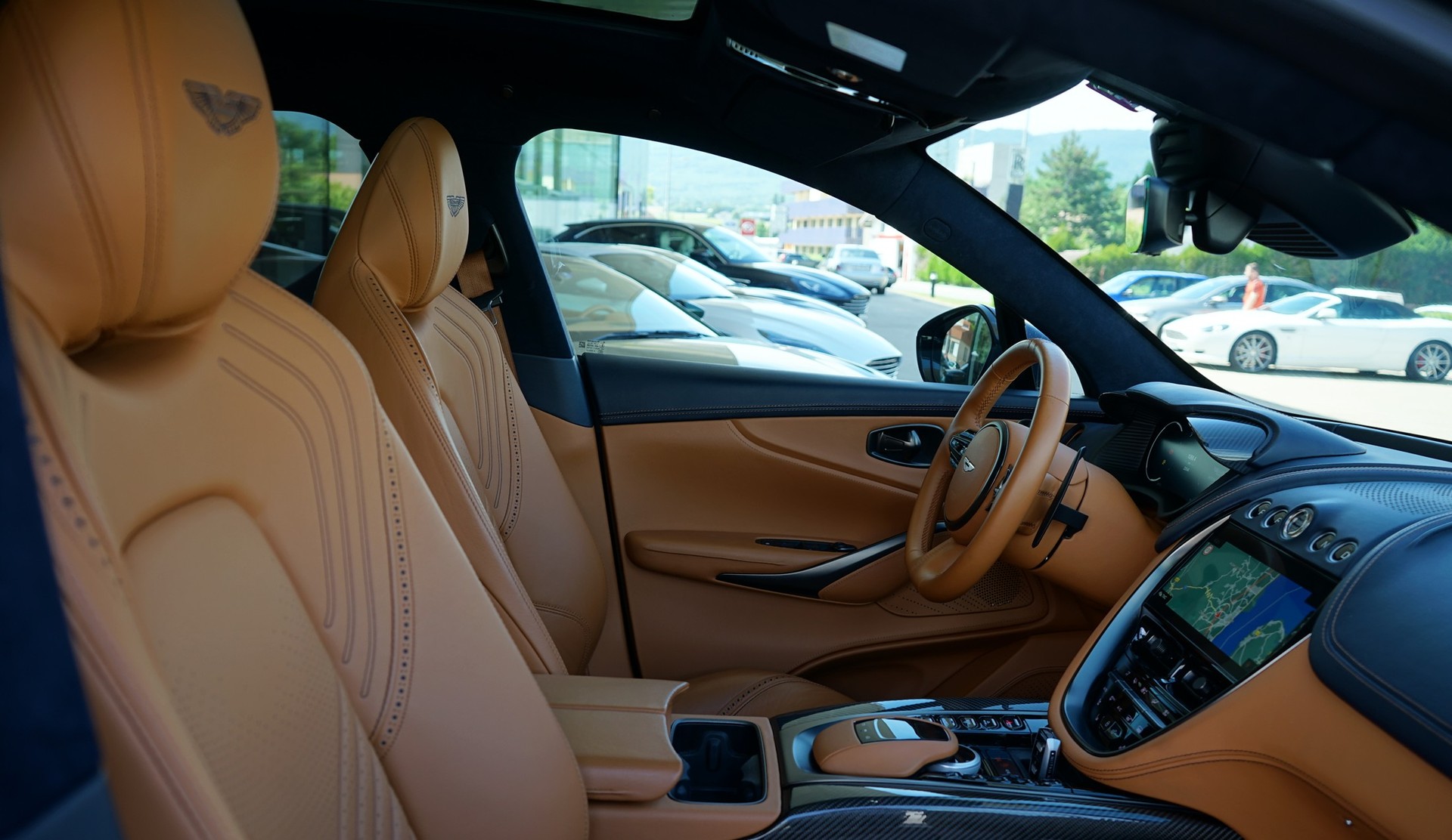 ASTON MARTIN DBX 4.0 V8-image-9