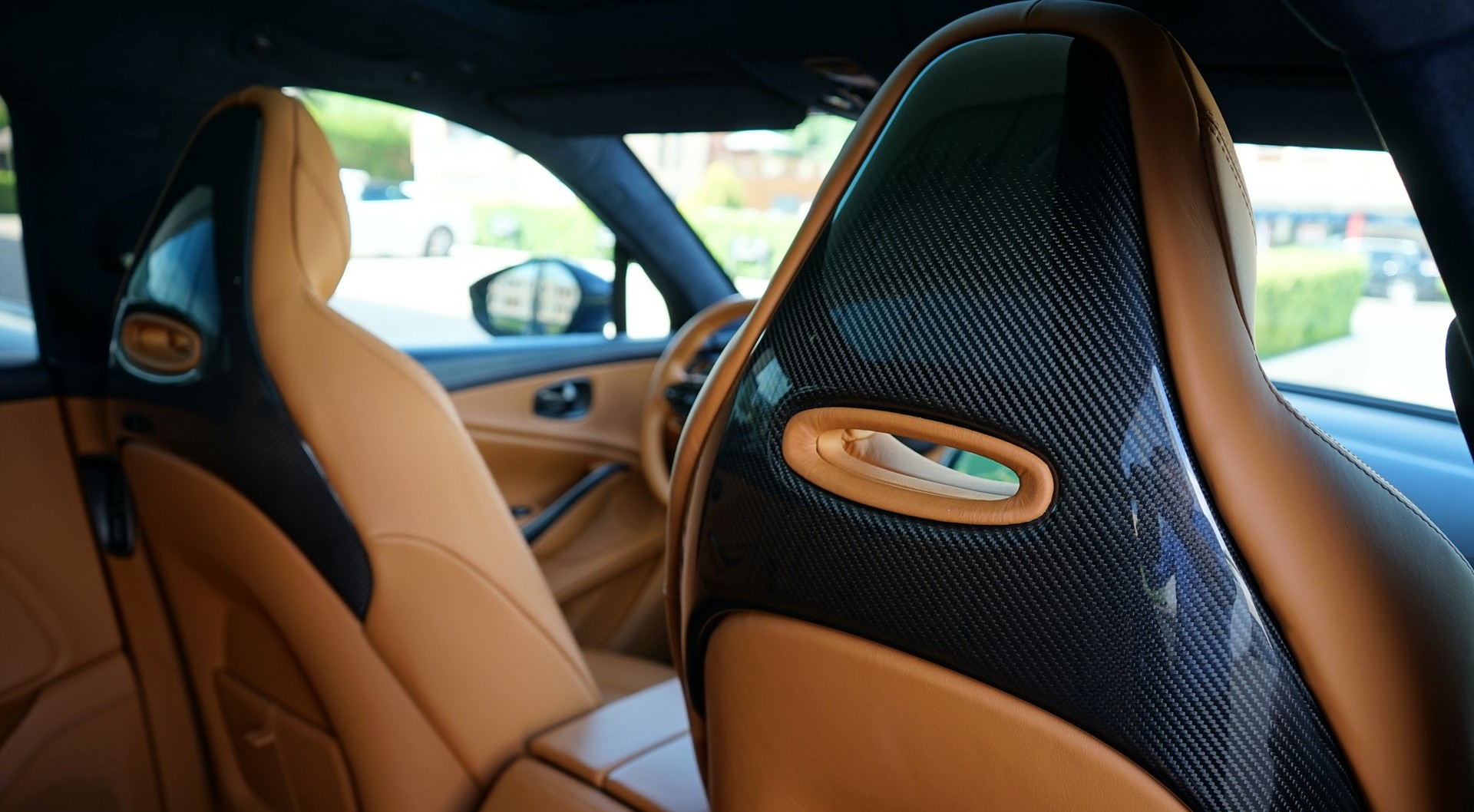 ASTON MARTIN DBX 4.0 V8-image-14