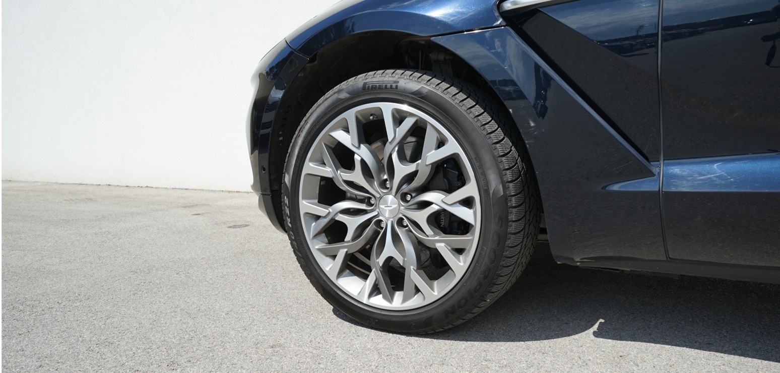 ASTON MARTIN DBX 4.0 V8-image-5