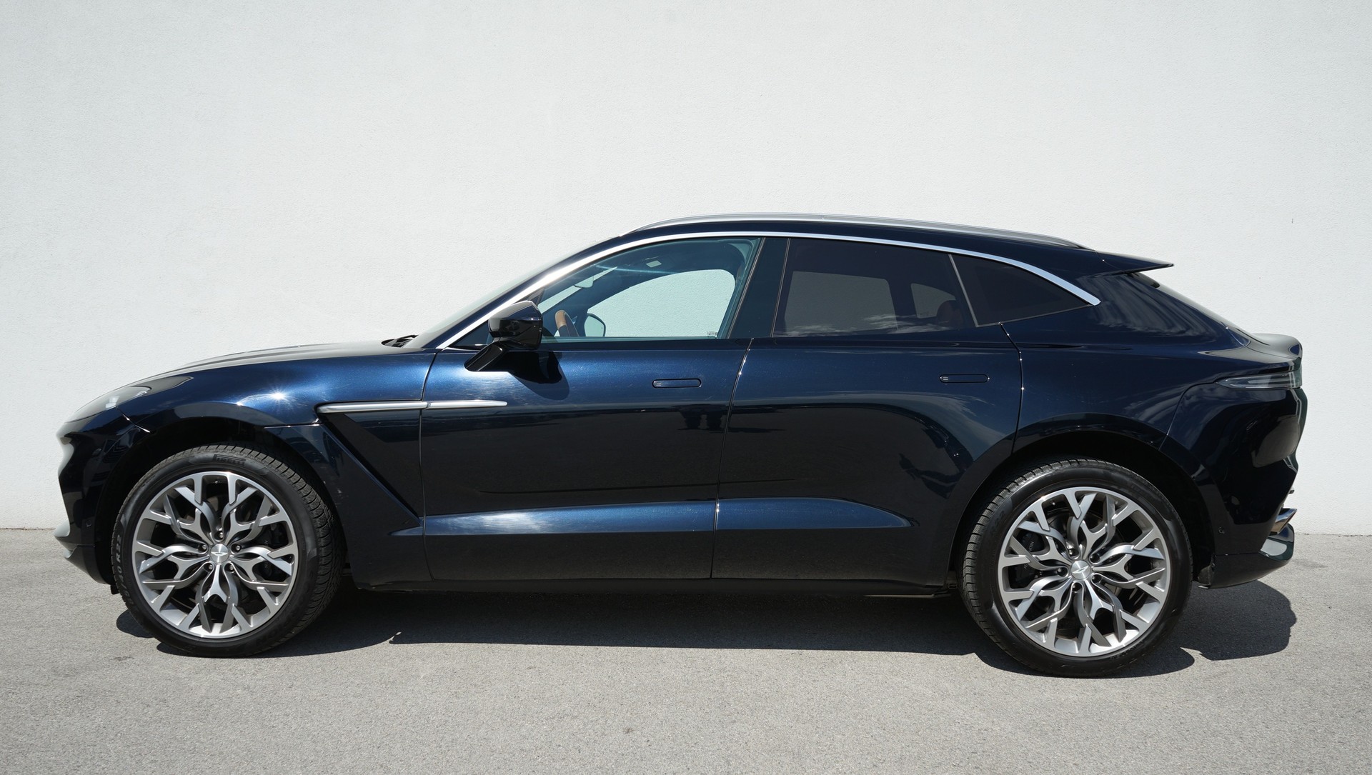 ASTON MARTIN DBX 4.0 V8-image-4