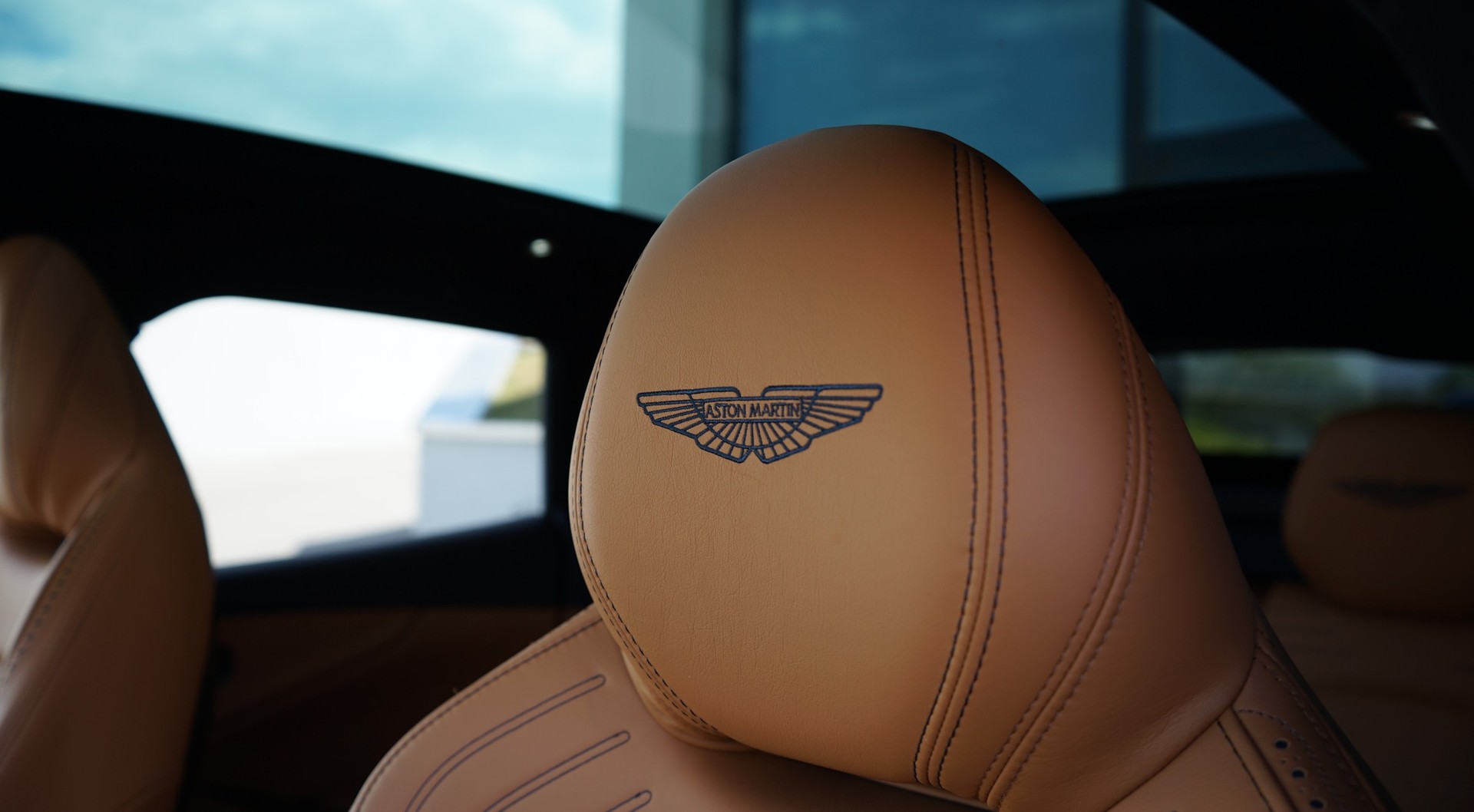 ASTON MARTIN DBX 4.0 V8-image-13