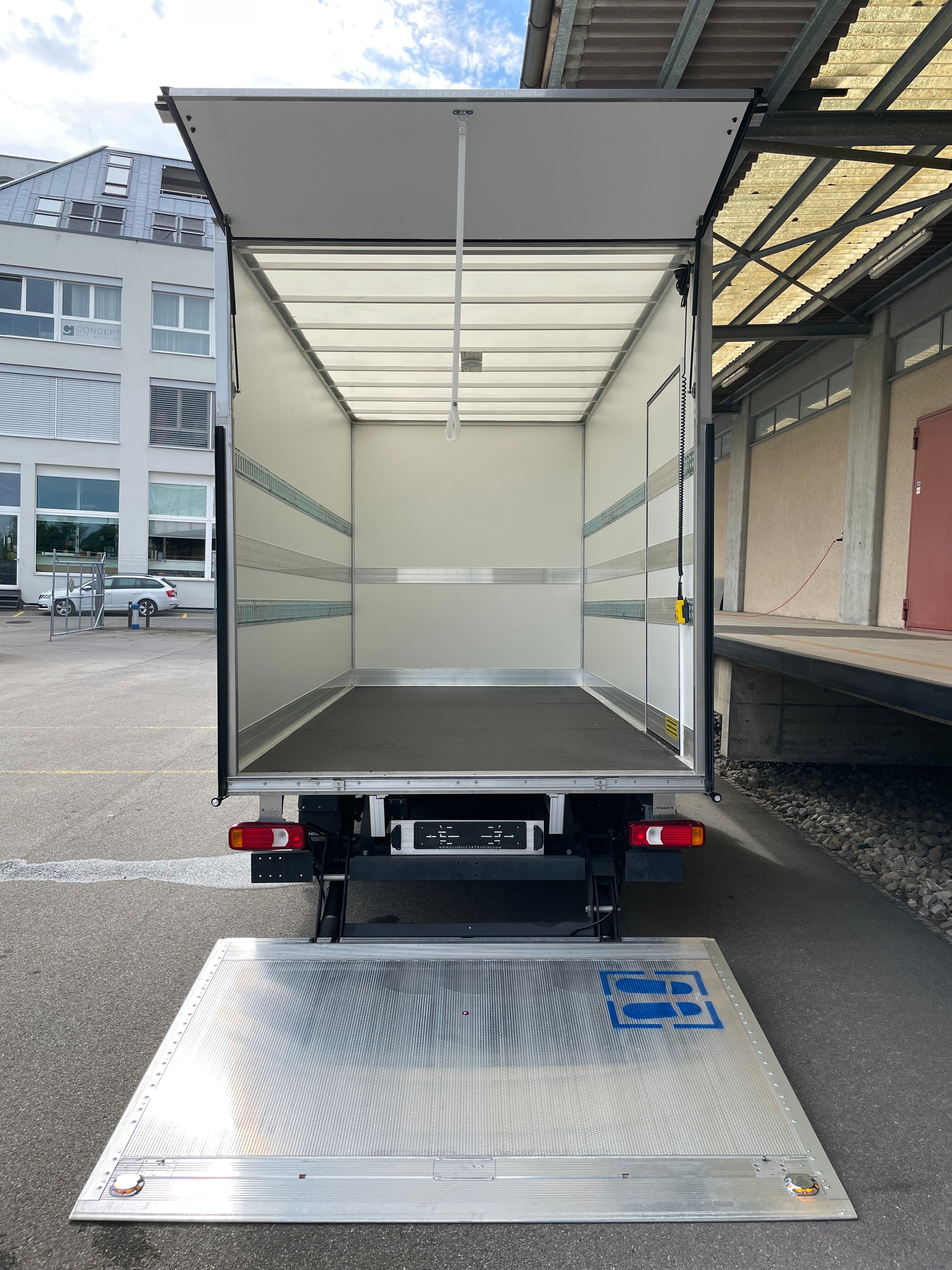 IVECO Daily 35 S 16H 3.0 Kasten mit Hebebühne-image-5