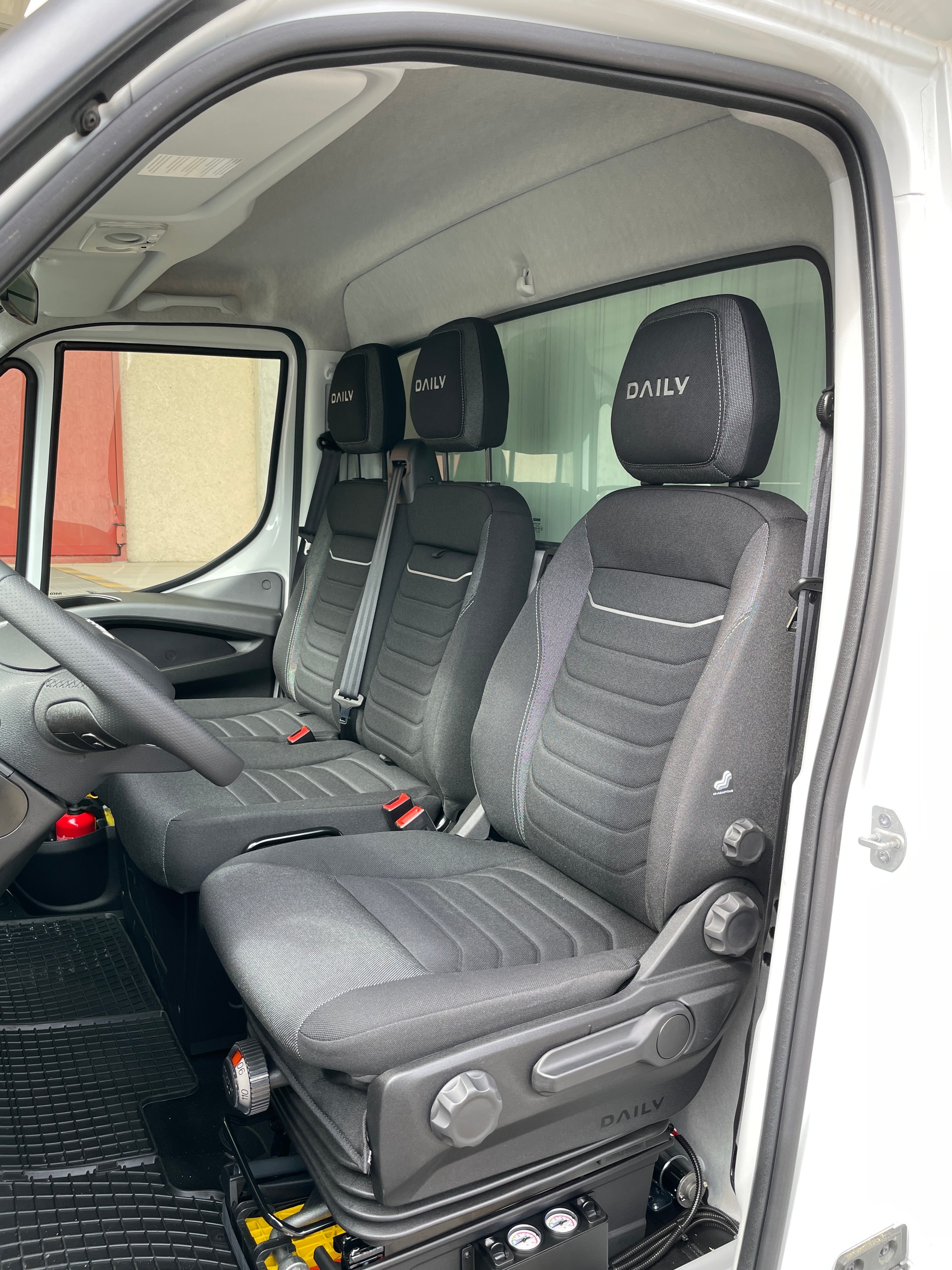 IVECO Daily 35 S 16H 3.0 Kasten mit Hebebühne-image-13