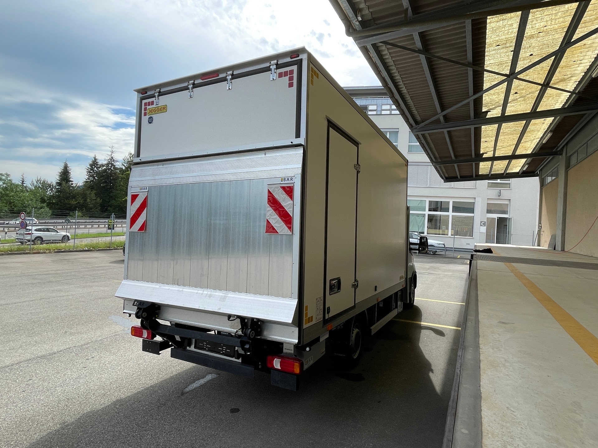 IVECO Daily 35 S 16H 3.0 Kasten mit Hebebühne-image-9