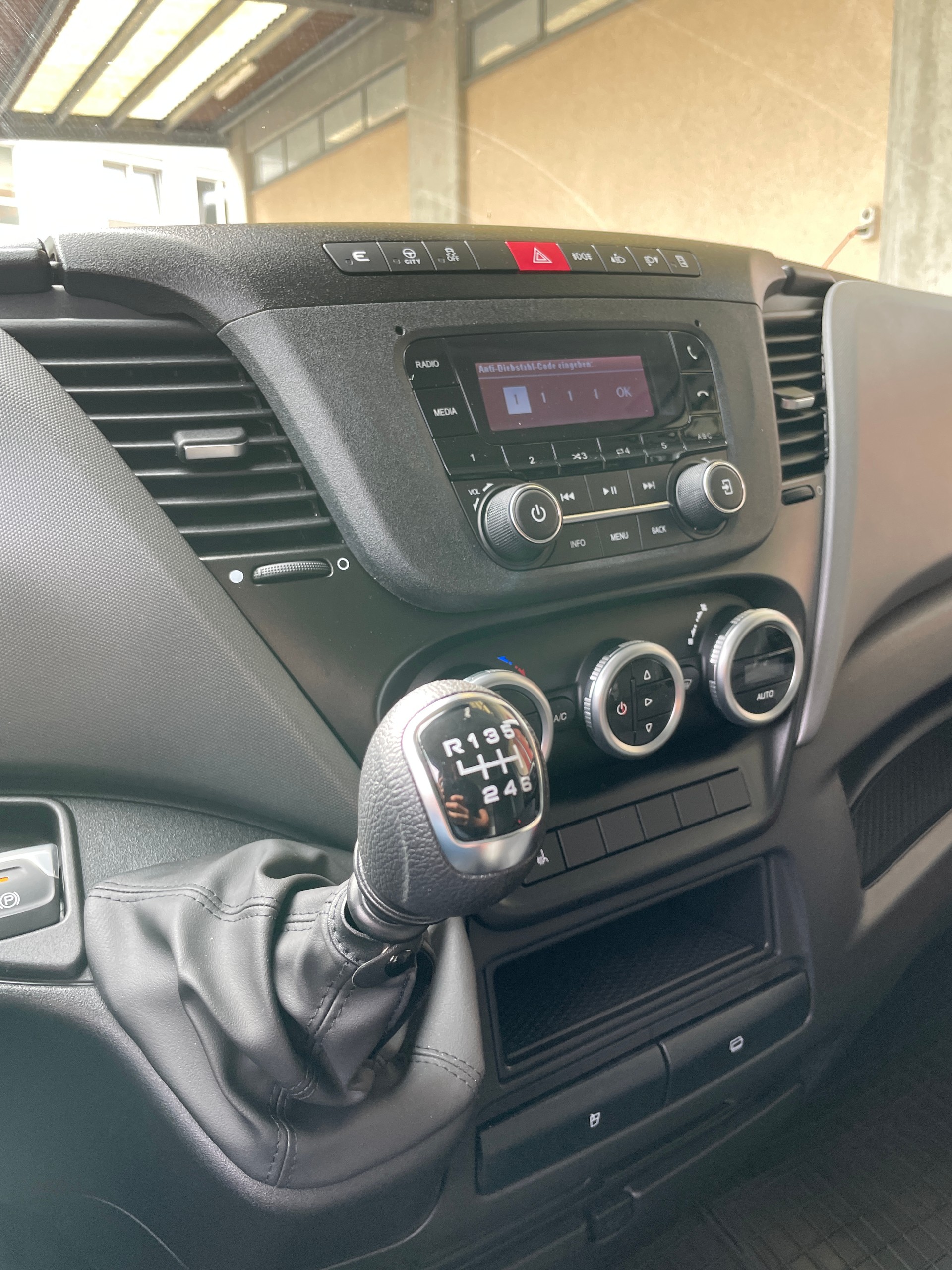 IVECO Daily 35 S 16H 3.0 Kasten mit Hebebühne-image-15