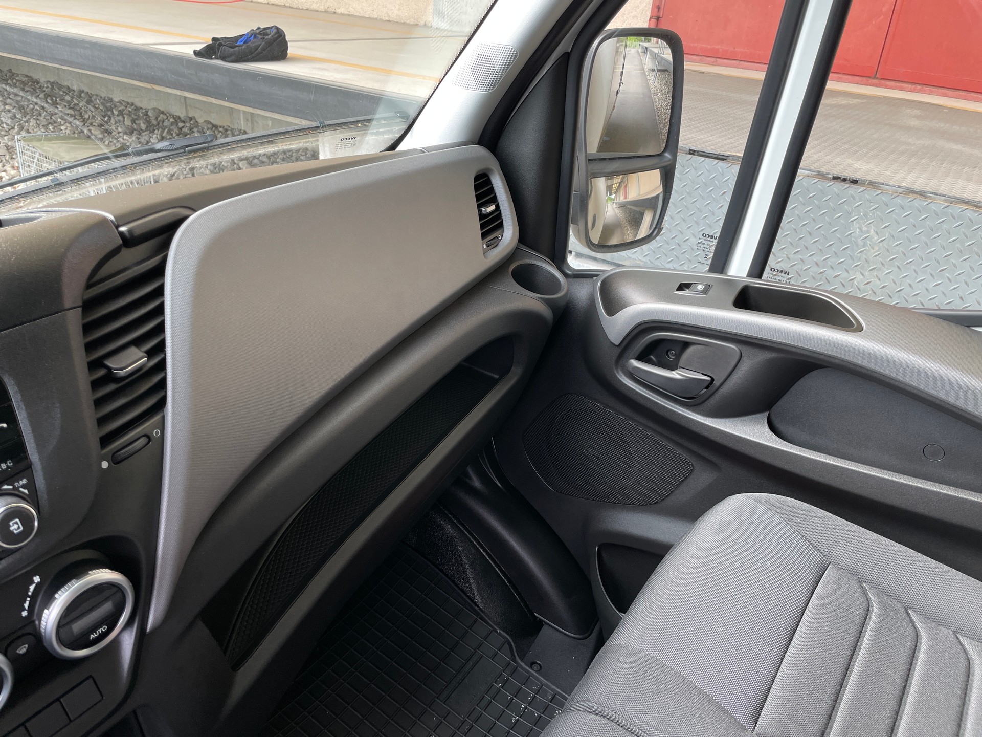 IVECO Daily 35 S 16H 3.0 Kasten mit Hebebühne-image-17