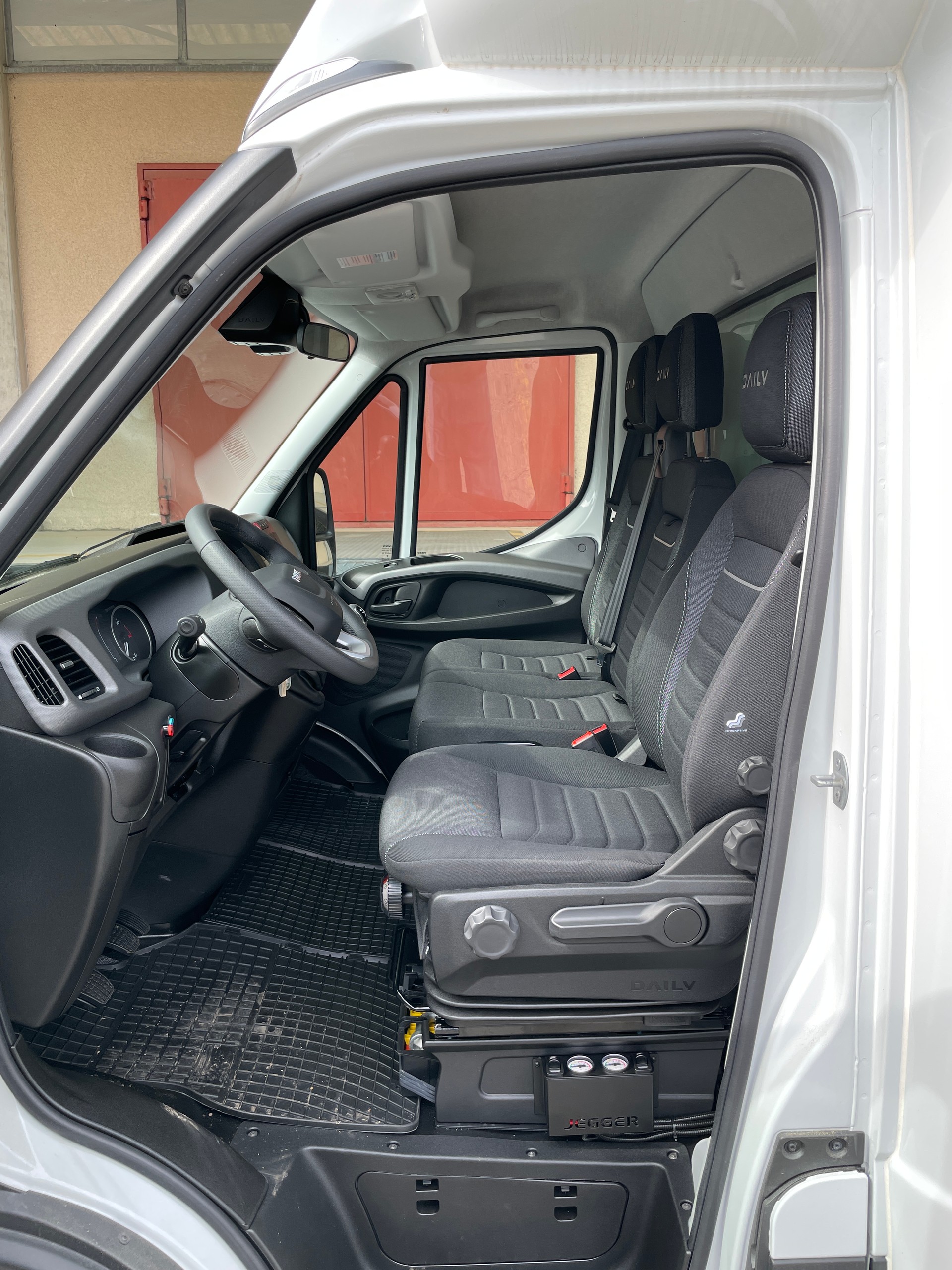 IVECO Daily 35 S 16H 3.0 Kasten mit Hebebühne-image-12
