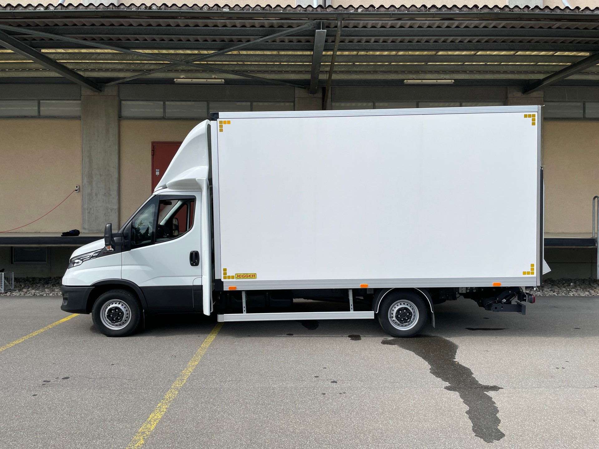 IVECO Daily 35 S 16H 3.0 Kasten mit Hebebühne-showroom-element-2