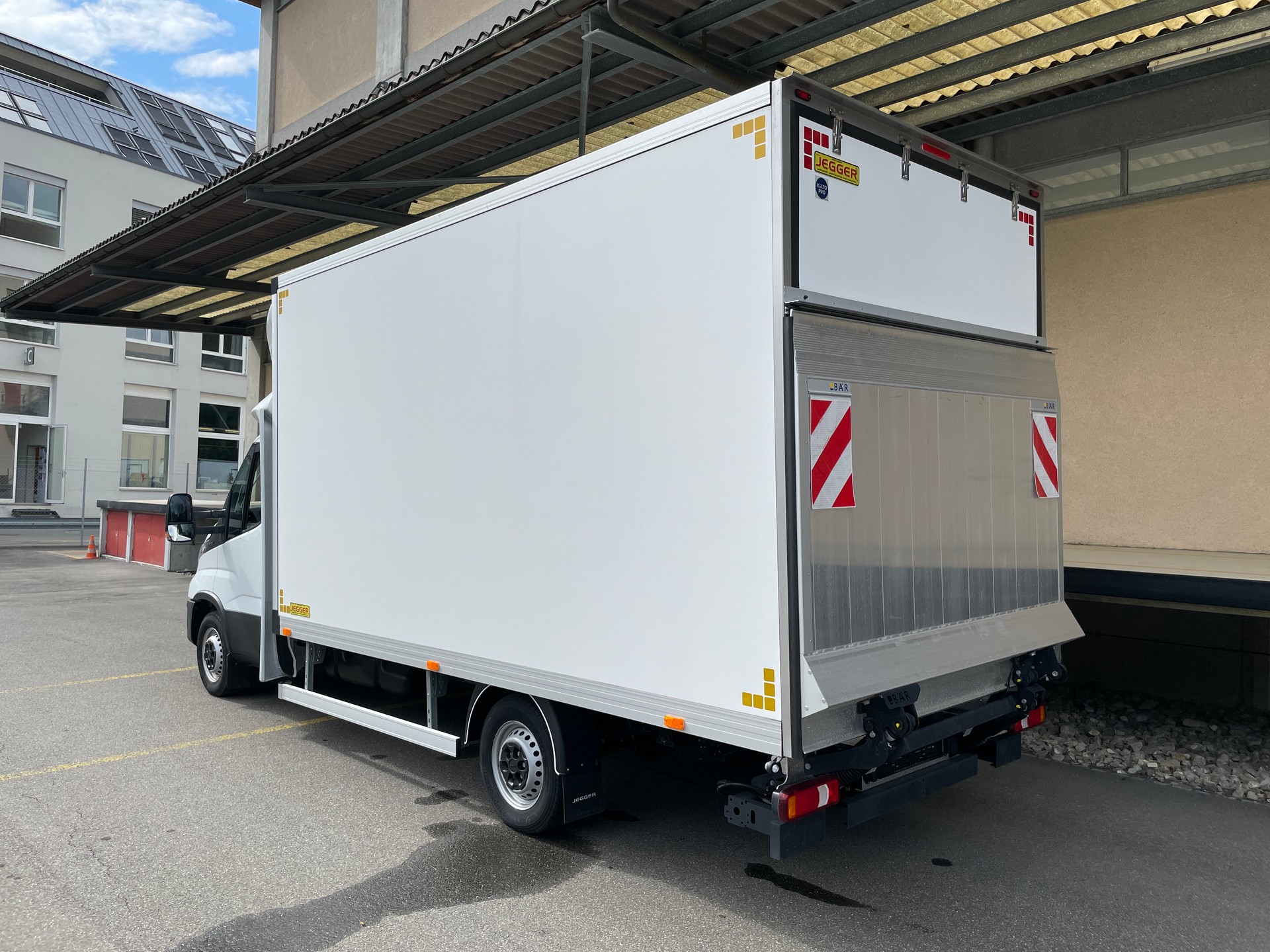 IVECO Daily 35 S 16H 3.0 Kasten mit Hebebühne-showroom-element-3