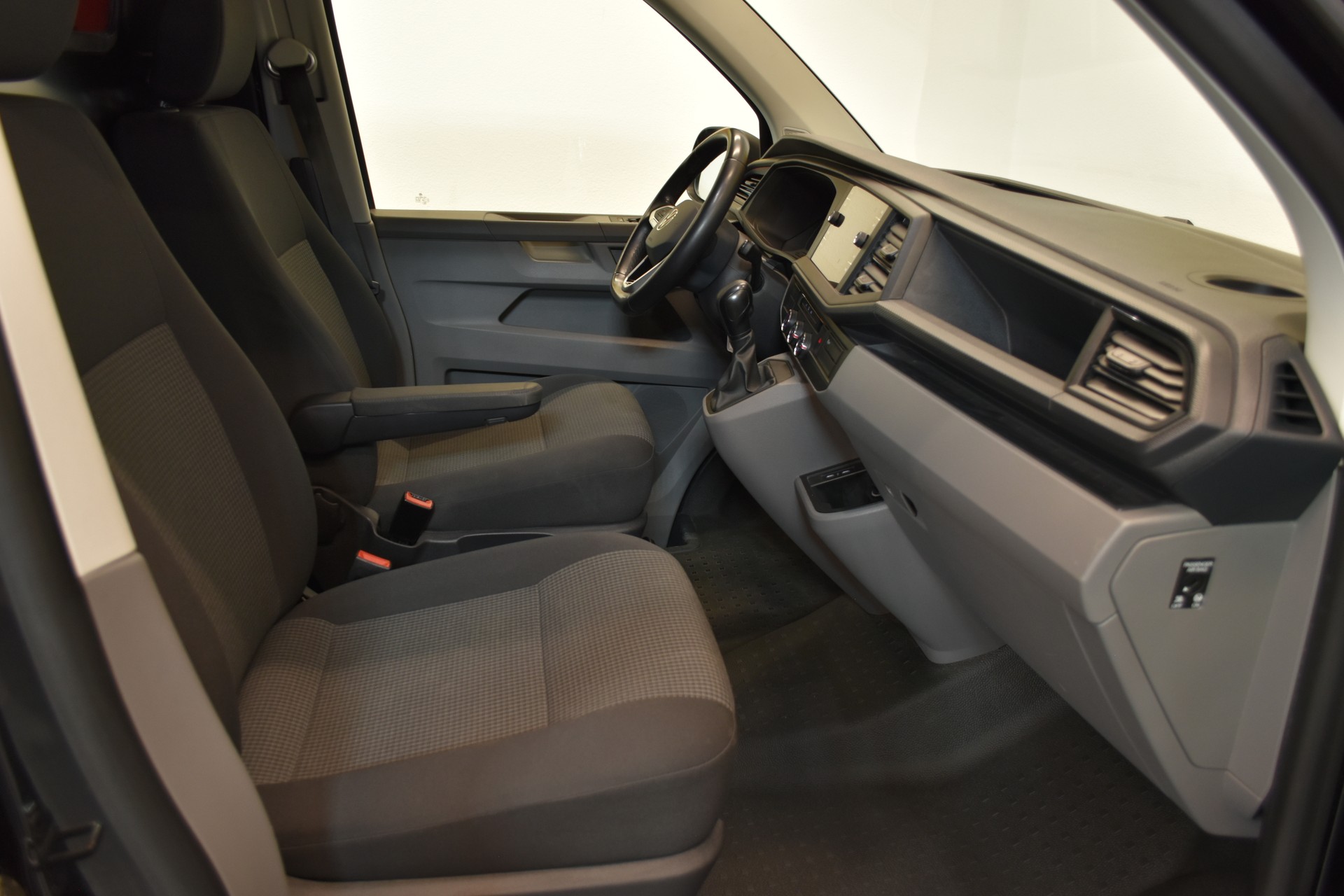 VW T6.1 2.0 TDI 4Motion DSG-image-2