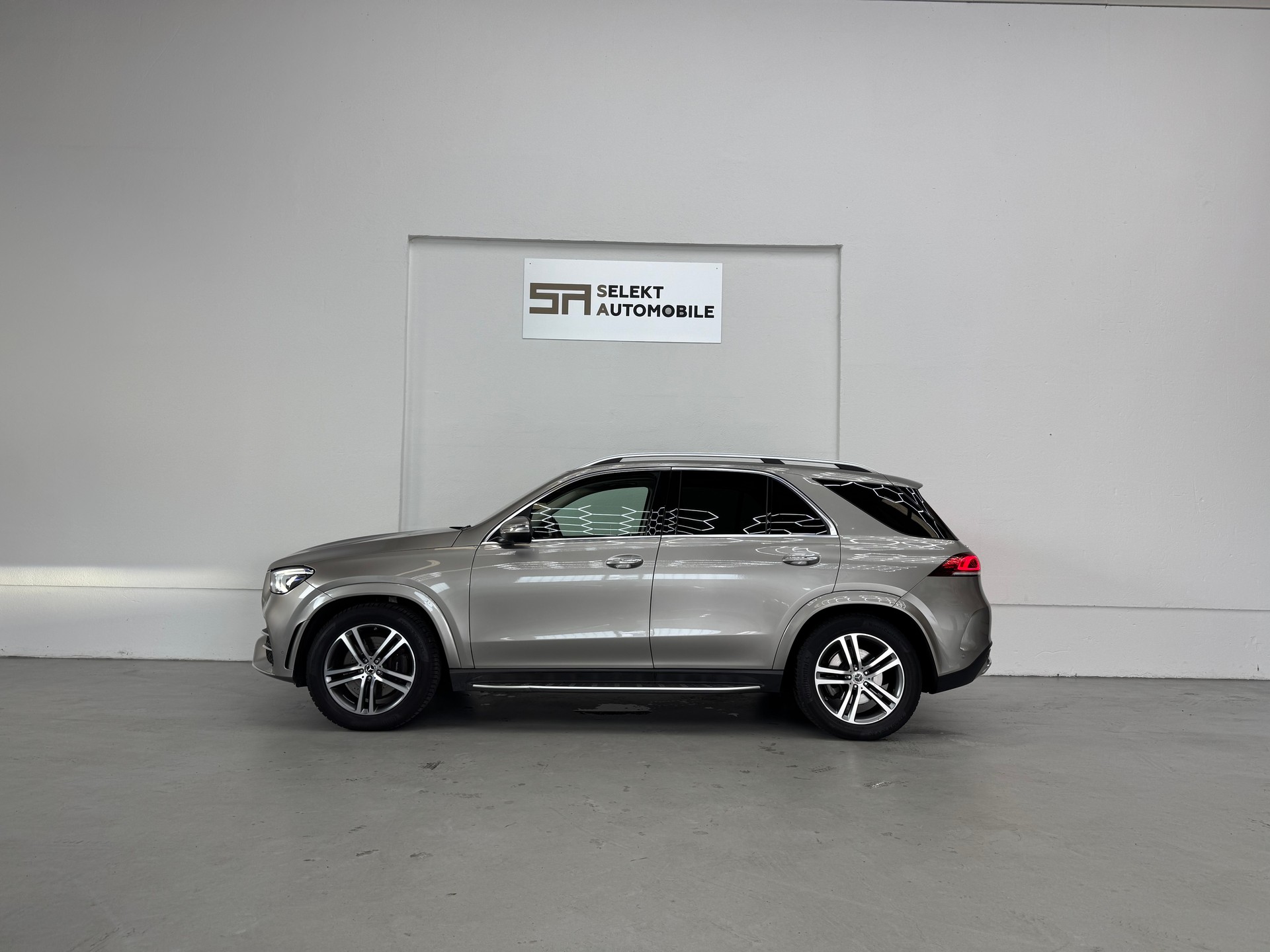 MERCEDES-BENZ GLE 350 d 4Matic AMG Line 9G-Tronic-showroom-element-3