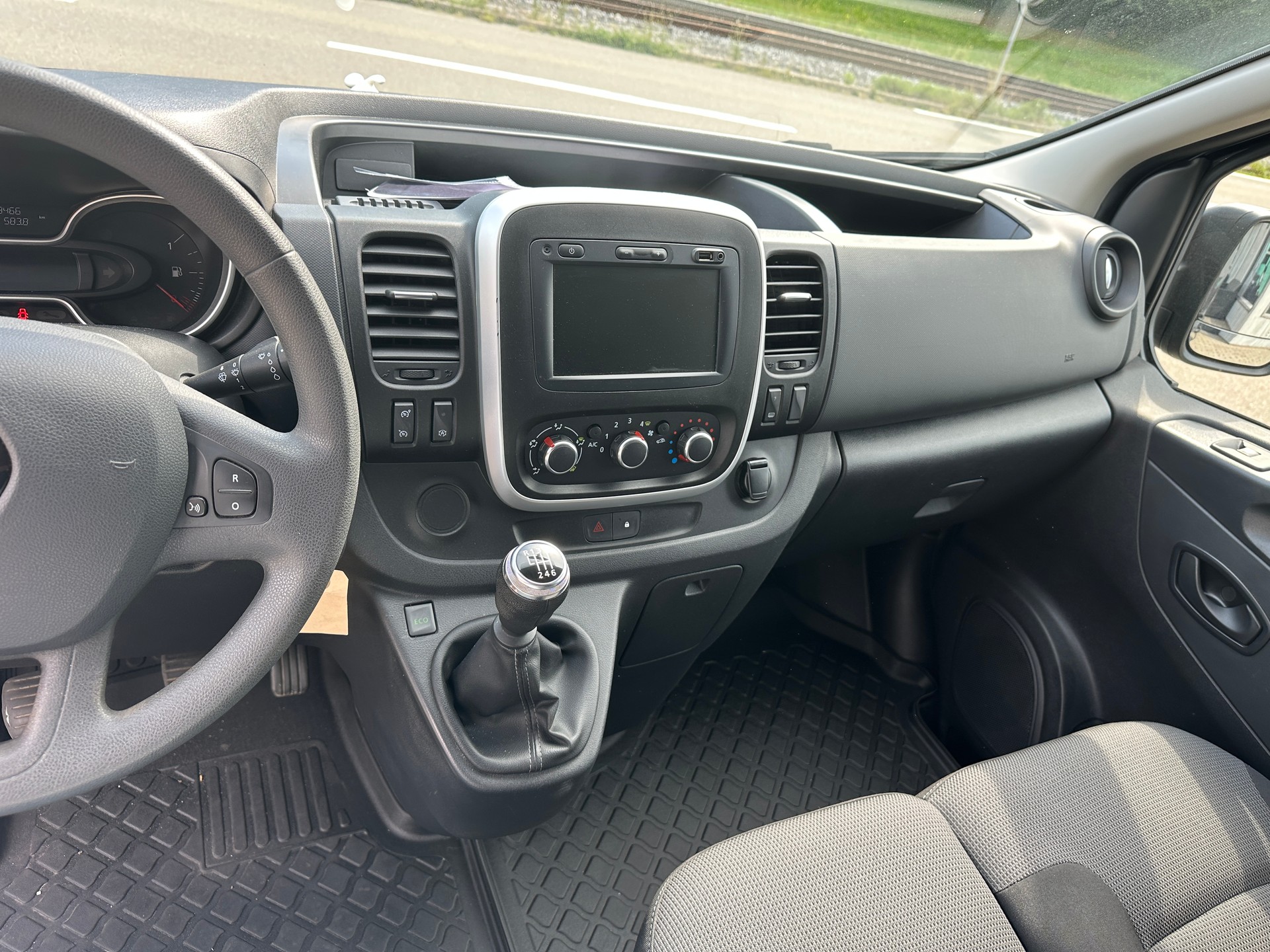 RENAULT Trafic 2.0 ENERGY dCi145 3.0t Business L1H1-image-11