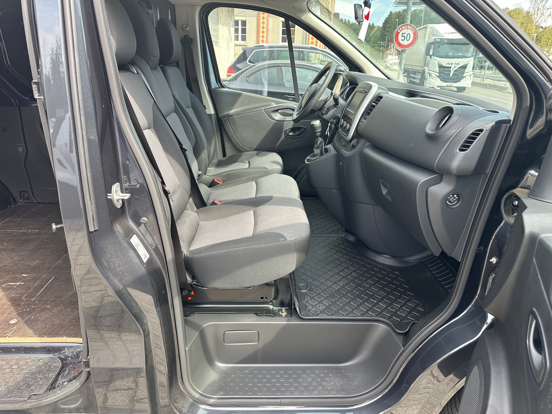 RENAULT Trafic 2.0 ENERGY dCi145 3.0t Business L1H1-image-13