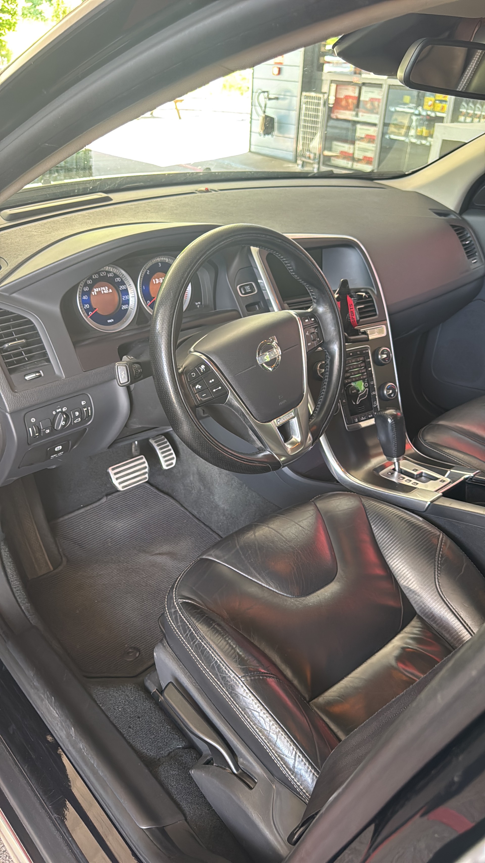 VOLVO 2.4 D5 R-Design AWD-image-2