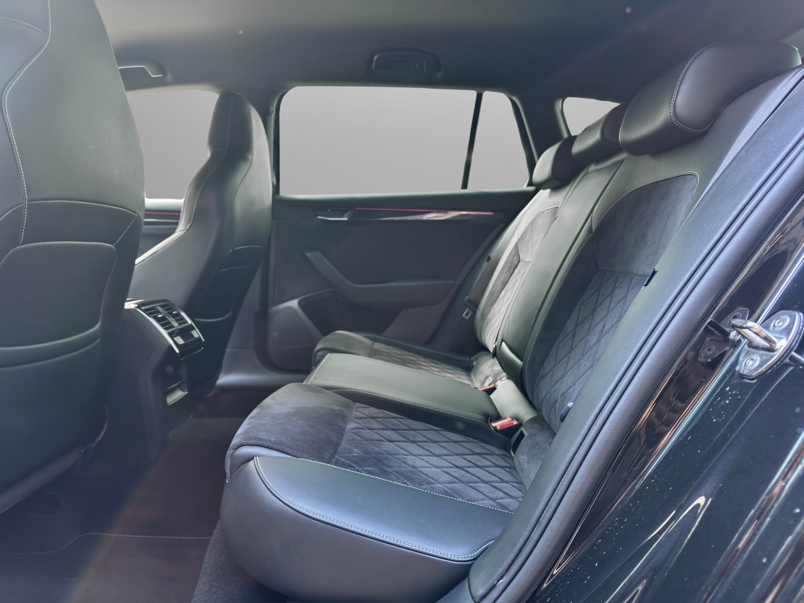SKODA Superb Combi 2.0 TSI Sport Line DSG 4x4-image-10