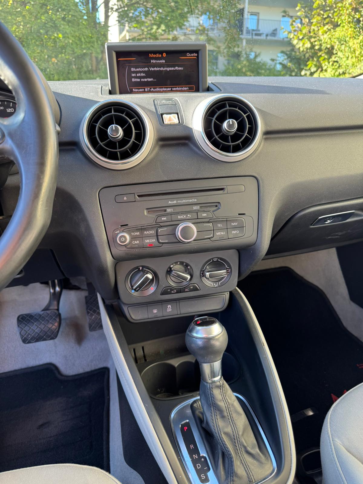 AUDI A1 1.4 TFSI Attraction S-tronic-image-14